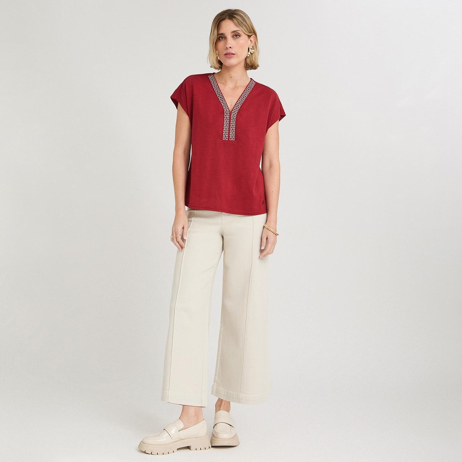 Polera Manga Corta con Aplicación en Escote Rojo-3