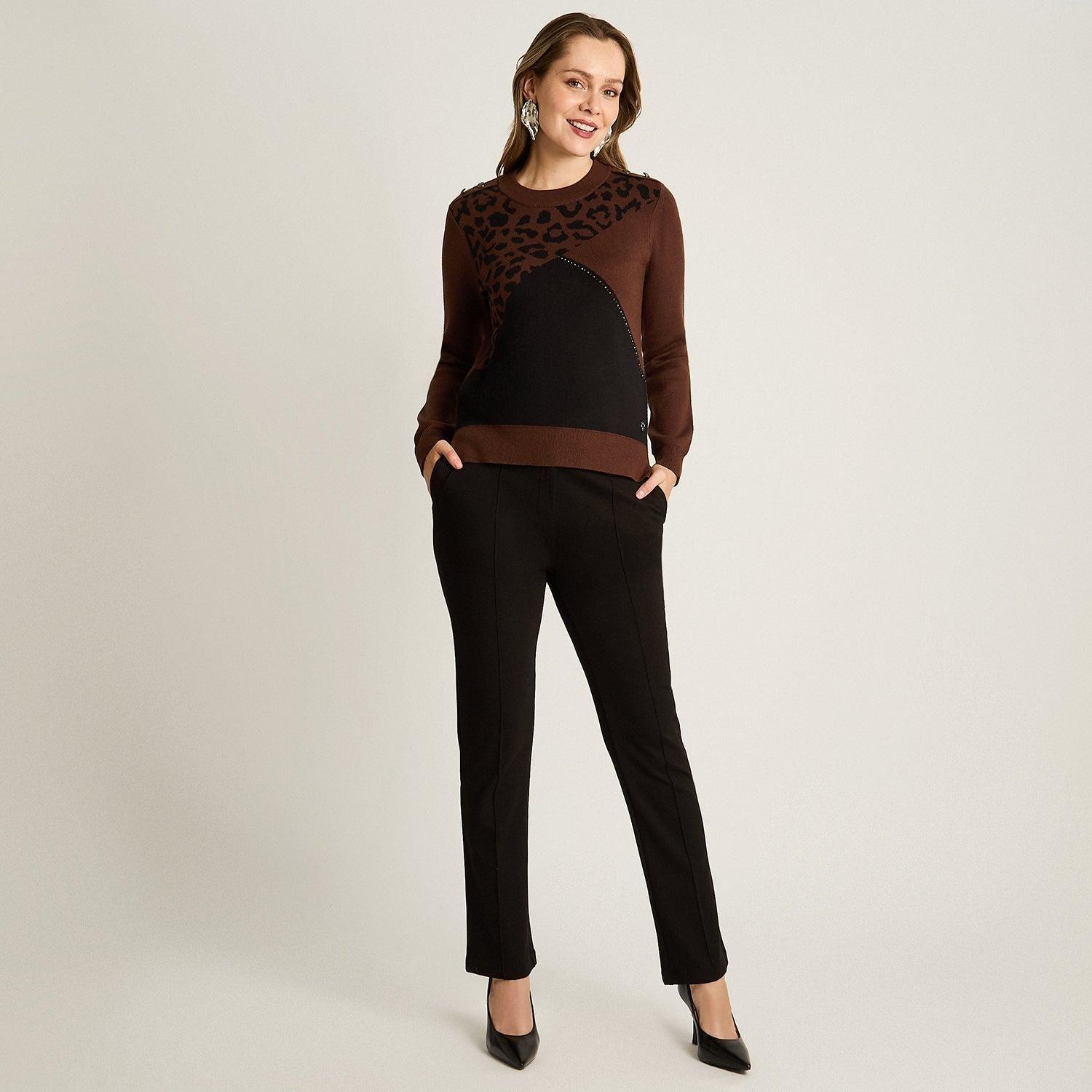 Sweater Café con Estampado Animal Print y Detalles de Pedrería en Tejido-3