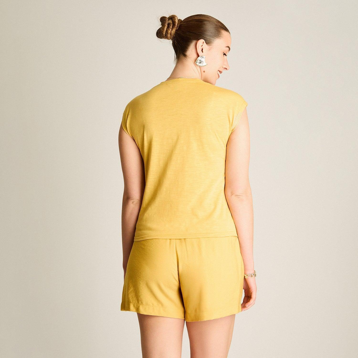 Polera Mostaza Manga Corta con Diseño en los Hombros-1