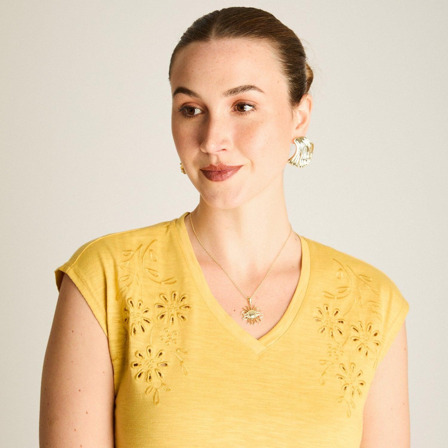 Polera Mostaza Manga Corta con Diseño en los Hombros-2