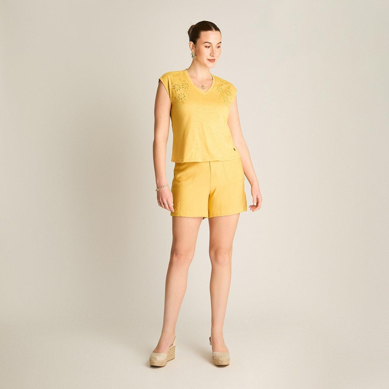 Polera Mostaza Manga Corta con Diseño en los Hombros-3