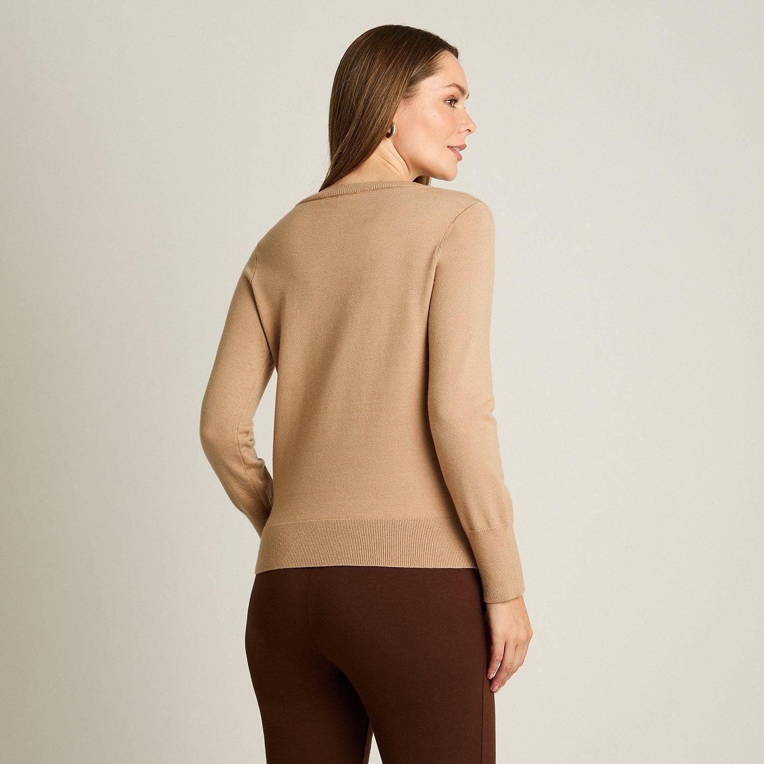 Sweater Camel con Estampado de Rombos y Detalles de Pedrería en Tejido-1