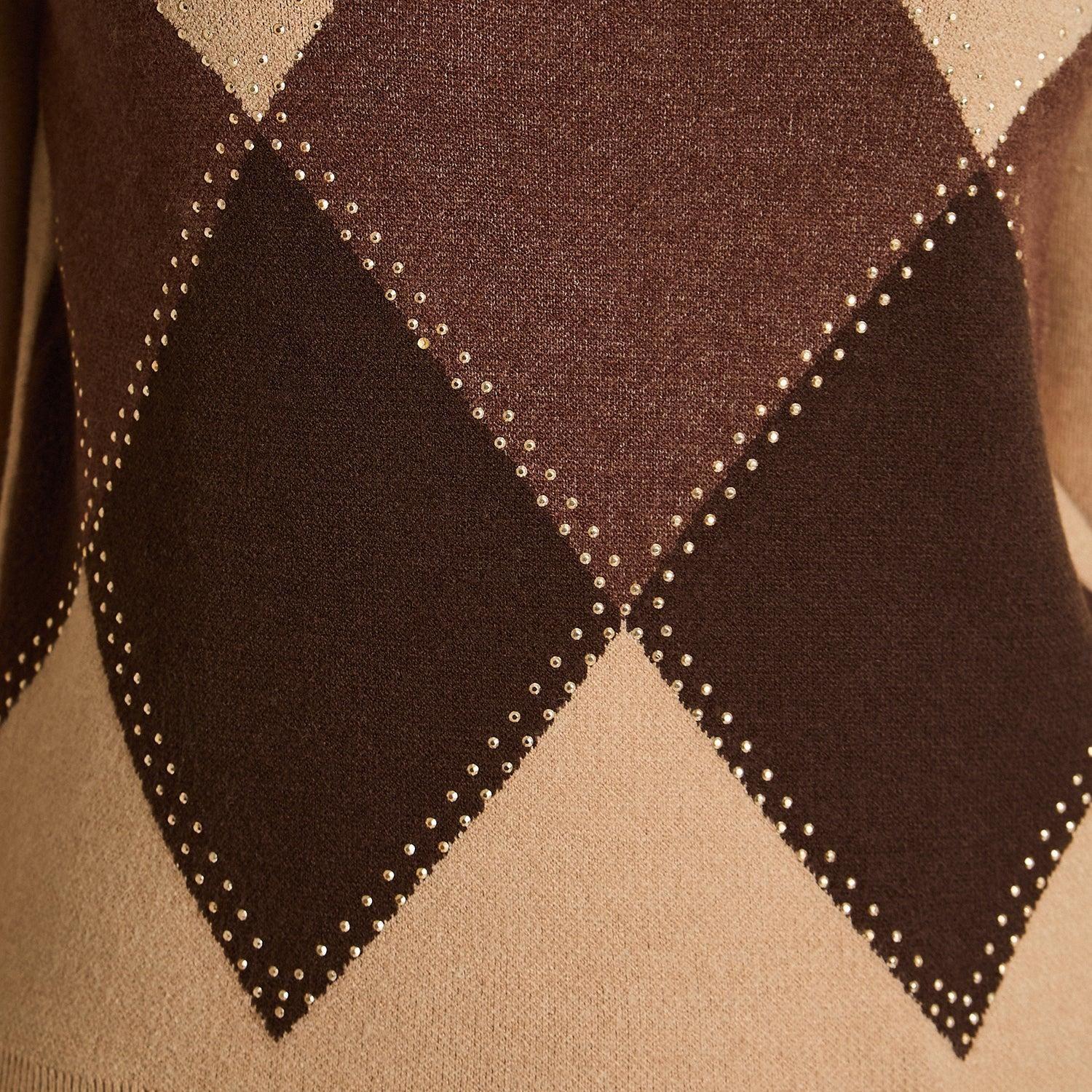 Sweater Camel con Estampado de Rombos y Detalles de Pedrería en Tejido-2