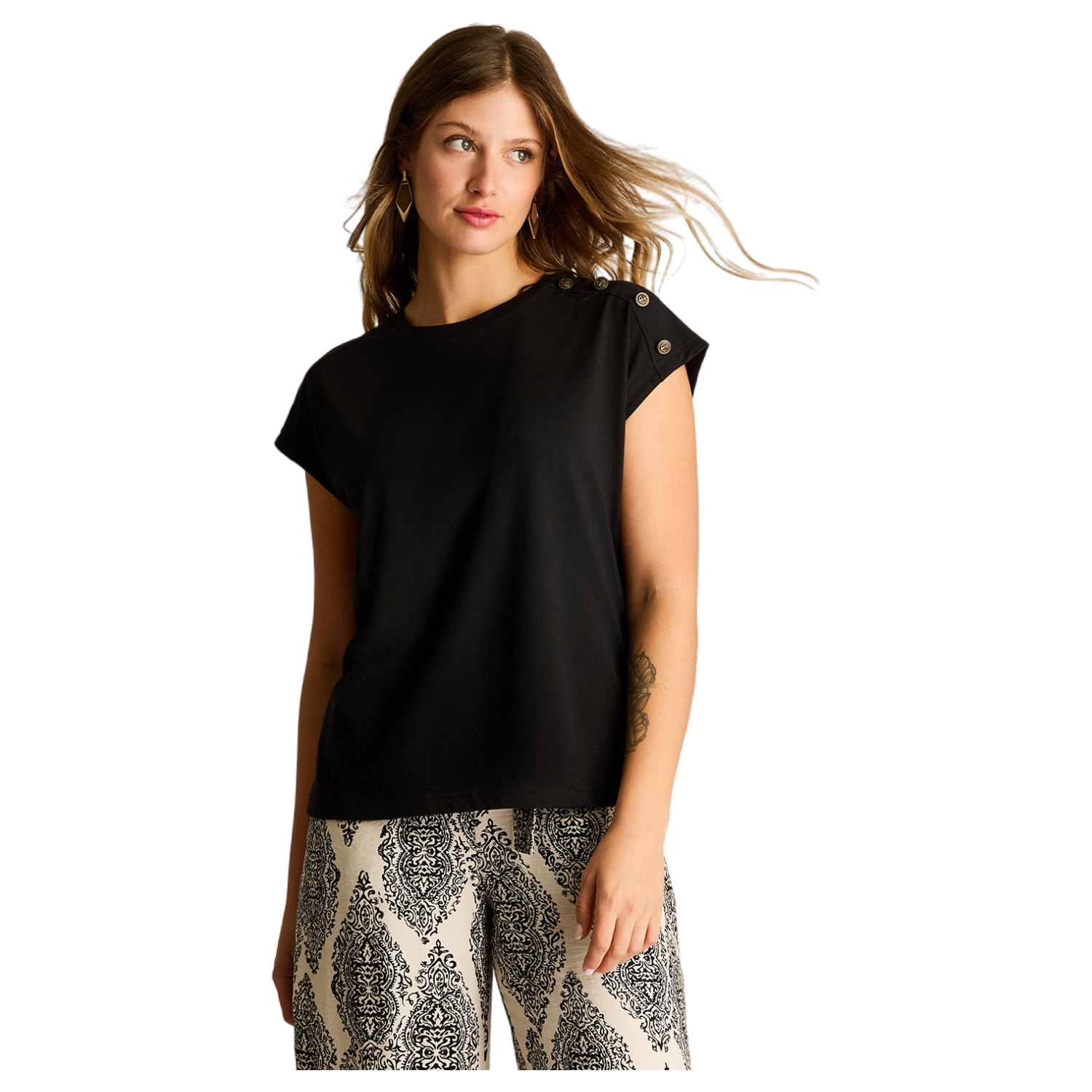 Polera Negra con Botones Decorativos en Hombro-0