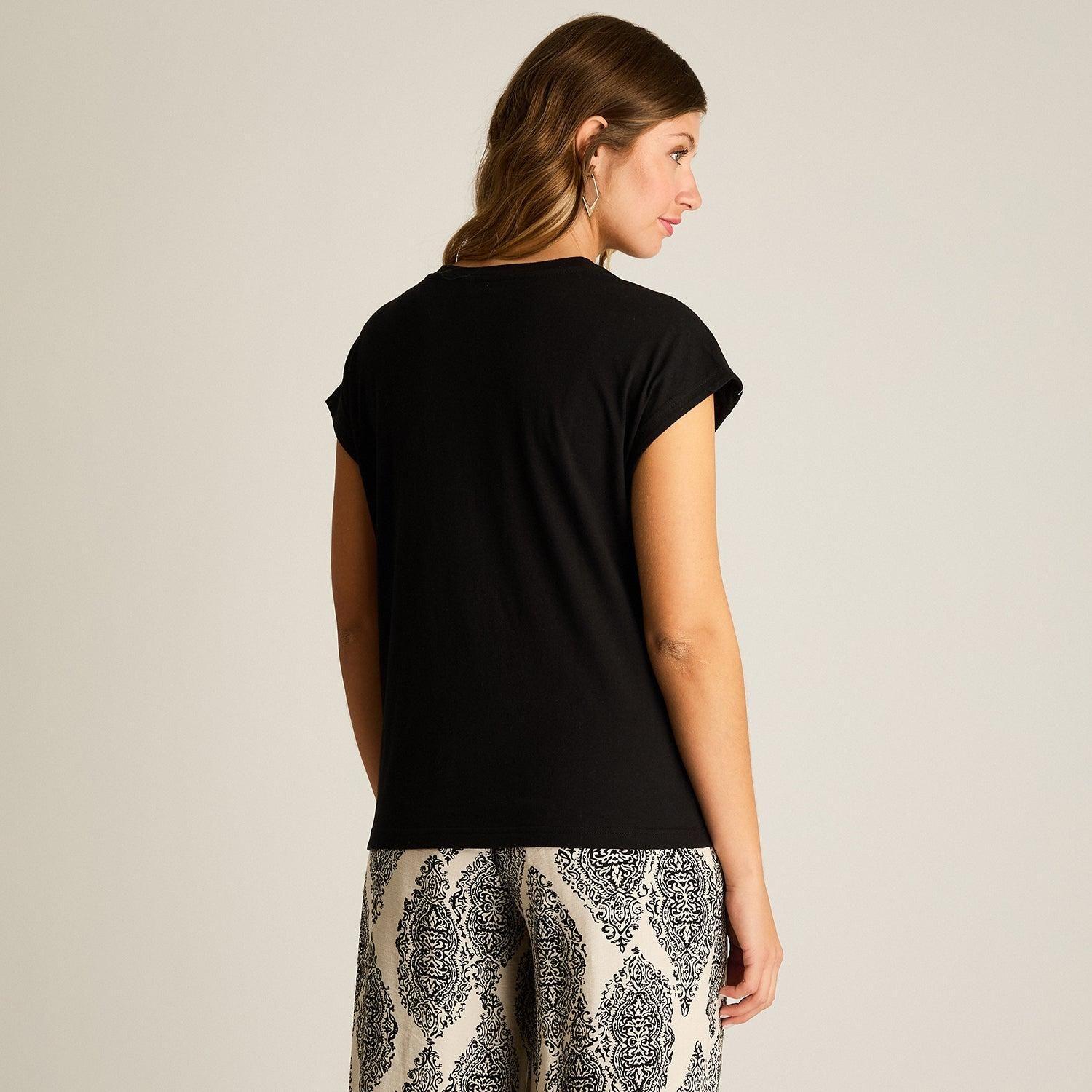 Polera Negra con Botones Decorativos en Hombro-1