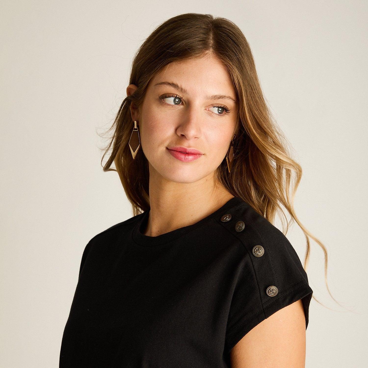 Polera Negra con Botones Decorativos en Hombro-2