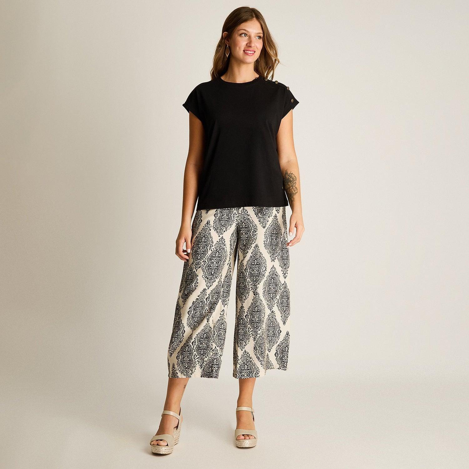 Polera Negra con Botones Decorativos en Hombro-3