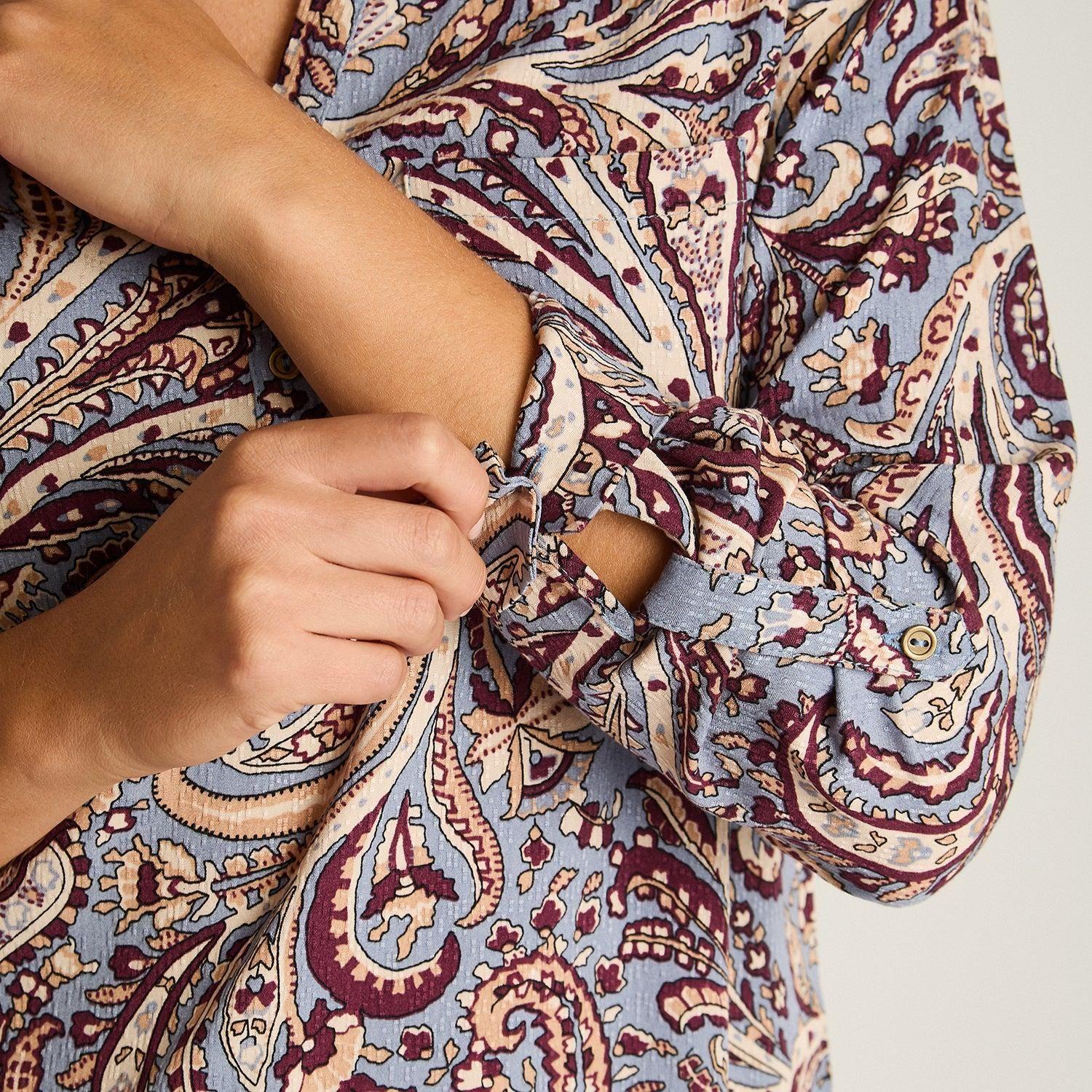 Blusa Azul con Estampado Floral y Manga Roll Up-2