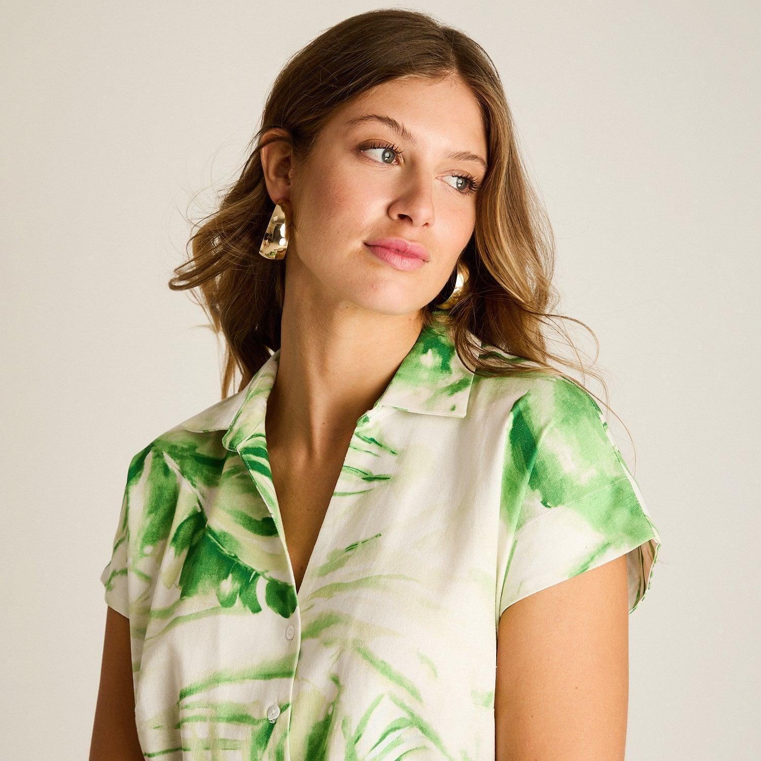 Blusa Verde Estampado Tropical y Calce Holgado-2