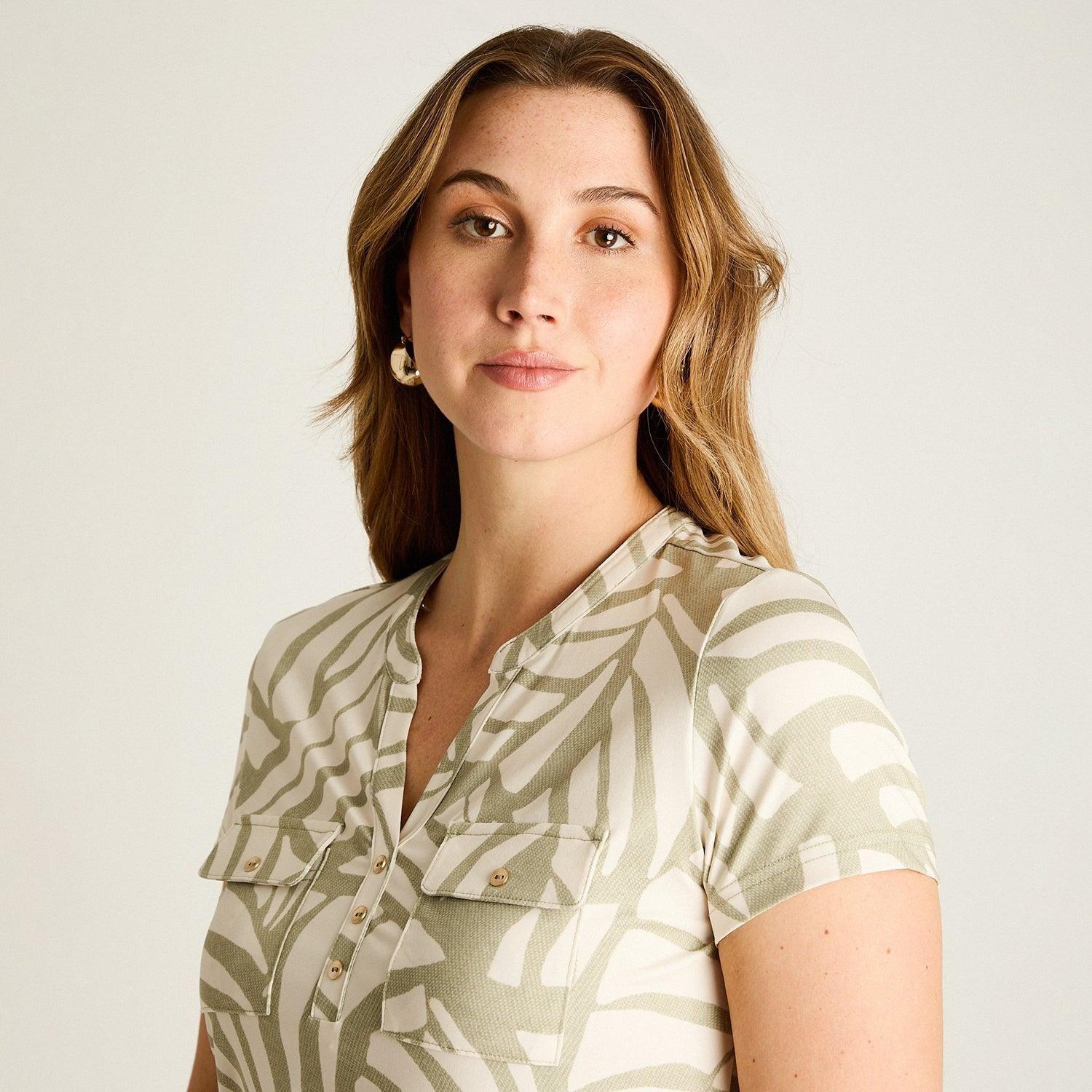 Polera Verde Estampado Hojas Manga Corta-2