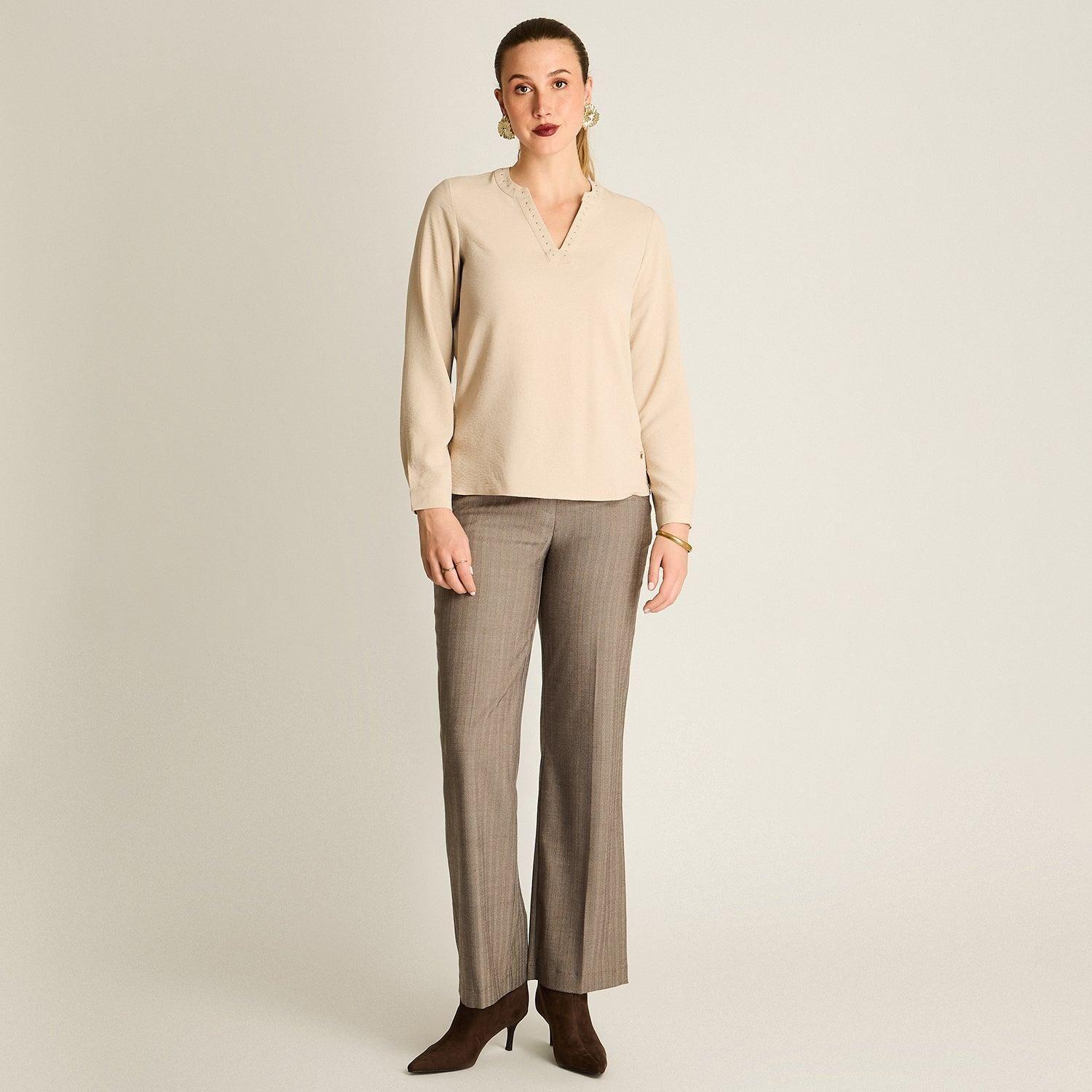 Blusa Escote Mao con Aplicación de Strass-3