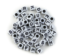 CUENTAS DADOS CON LETRAS BLANCO Y NEGRO 6X6 MM-1