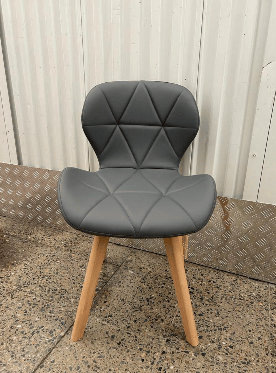 Silla de Comedor Mariposa Tapizada en Ecocuero Nórdico con patas de madera-2