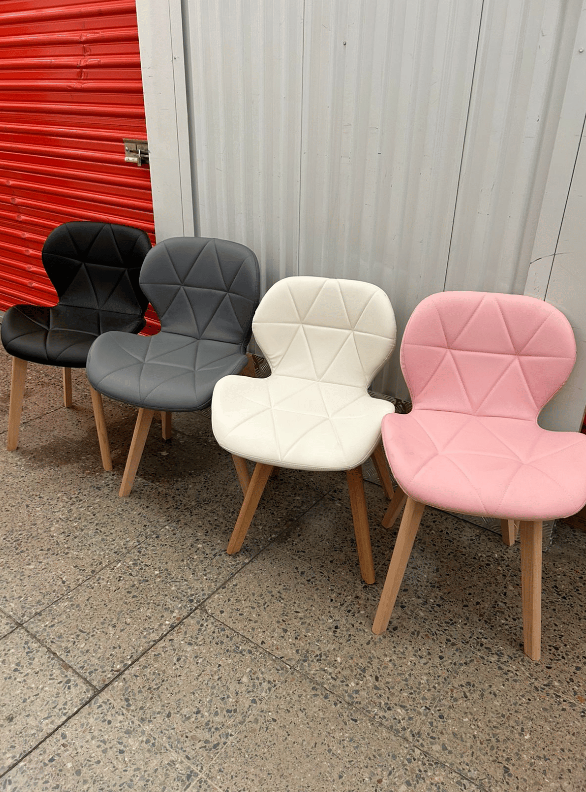 Silla de Comedor Mariposa Tapizada en Ecocuero Nórdico con patas de madera-4