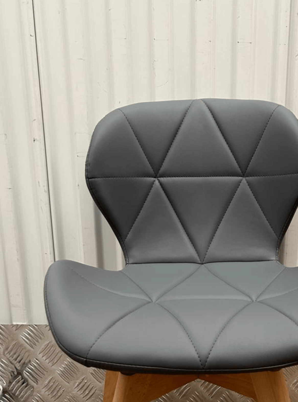 Silla de Comedor Mariposa Tapizada en Ecocuero Nórdico con patas de madera-6