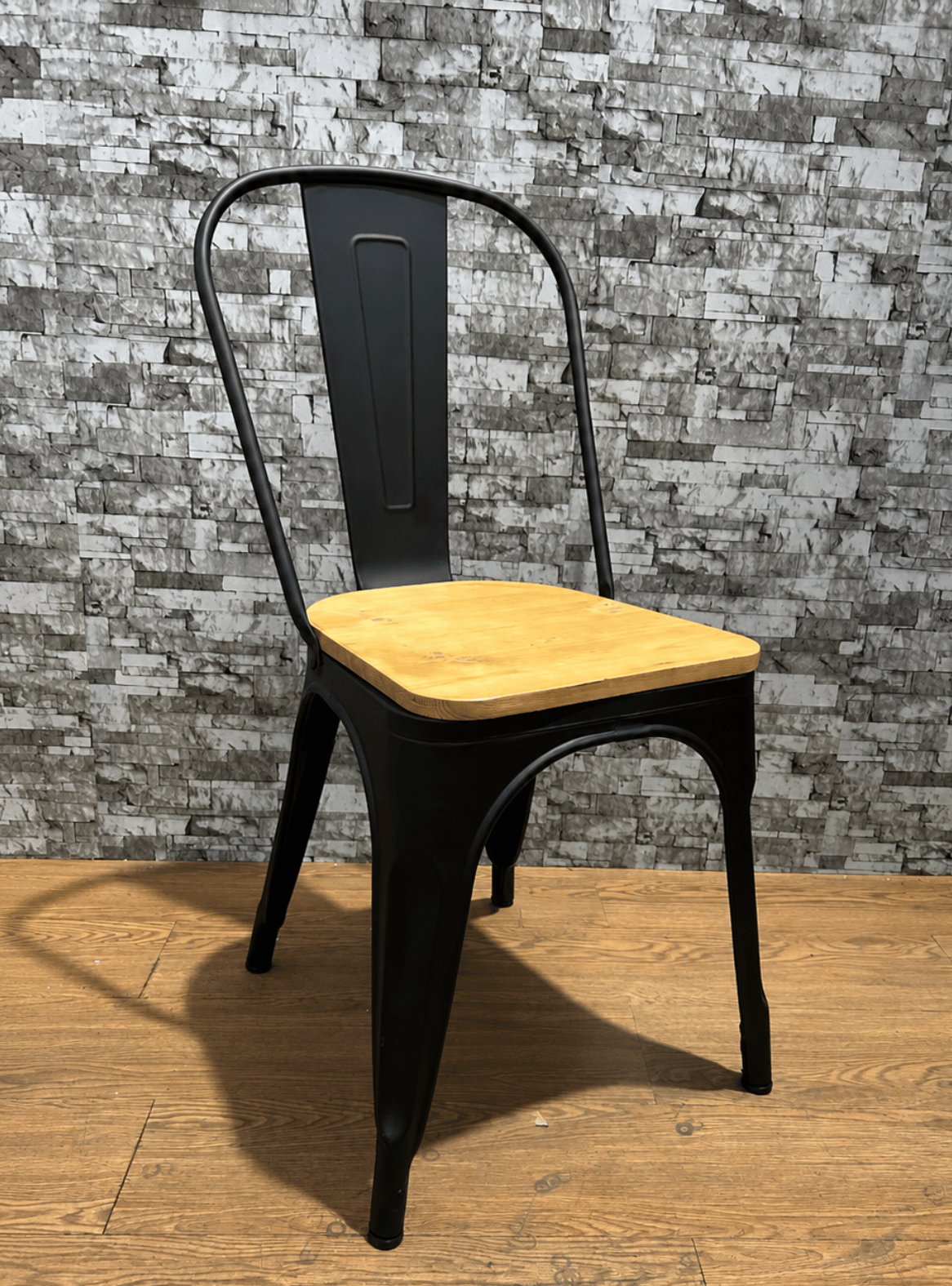 Silla Tolix Industrial Metal Negro con Asiento de Madera Apilable-2