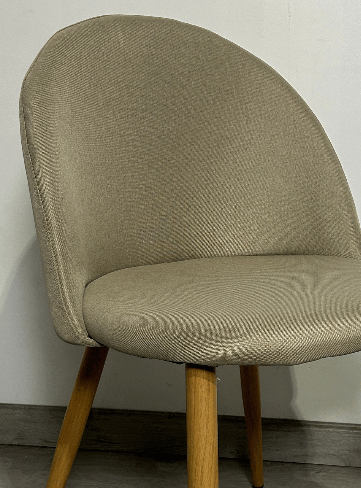 Silla de Comedor Nordica Gabrielle Tapizada en Lino con Patas Metal Símil Madera-3