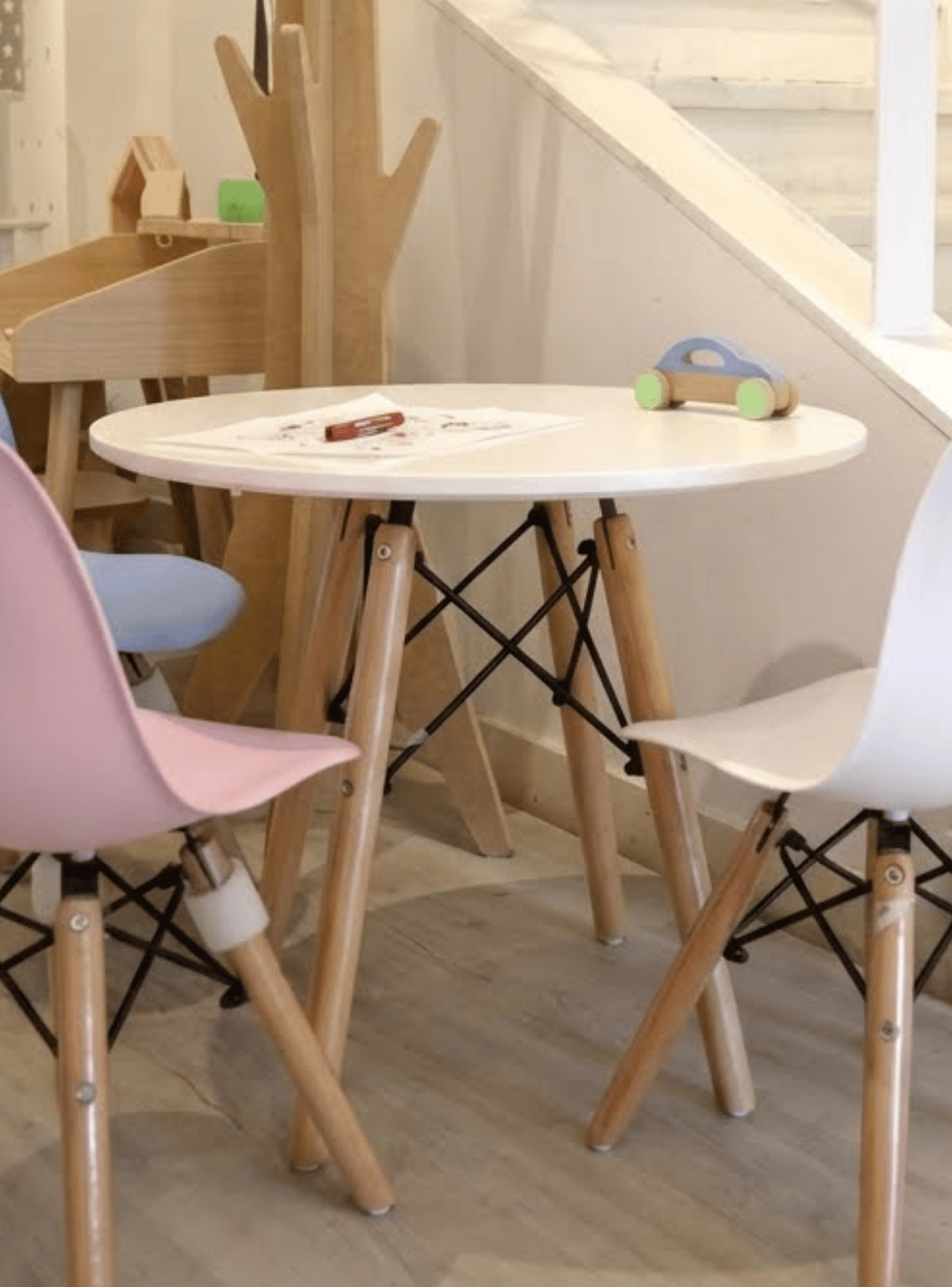 Mesa Para Niños Redonda Pequeña Blanca con Patas de Madera Estilo Eames-3