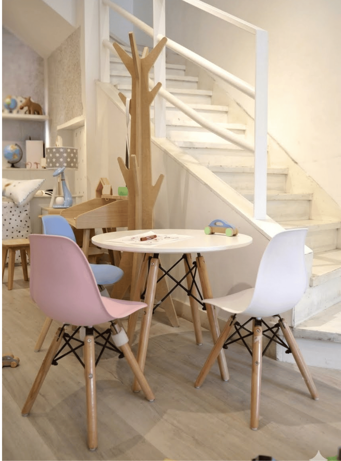 Mesa Para Niños Redonda Pequeña Blanca con Patas de Madera Estilo Eames-4