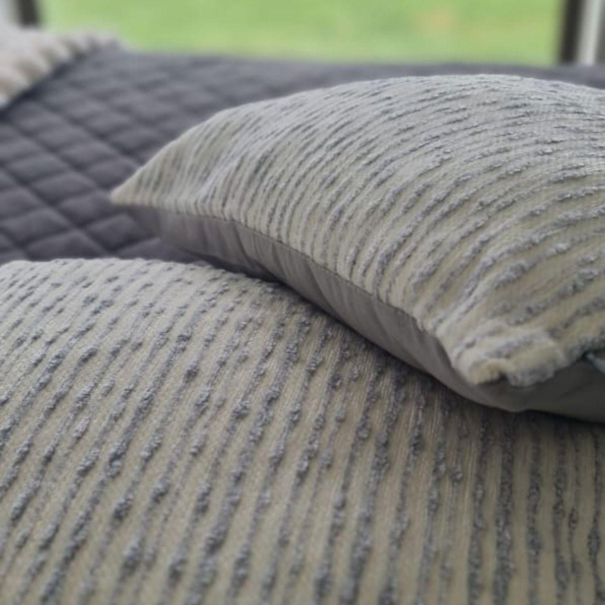 Funda Cojin Detalles Grises 45x42-4