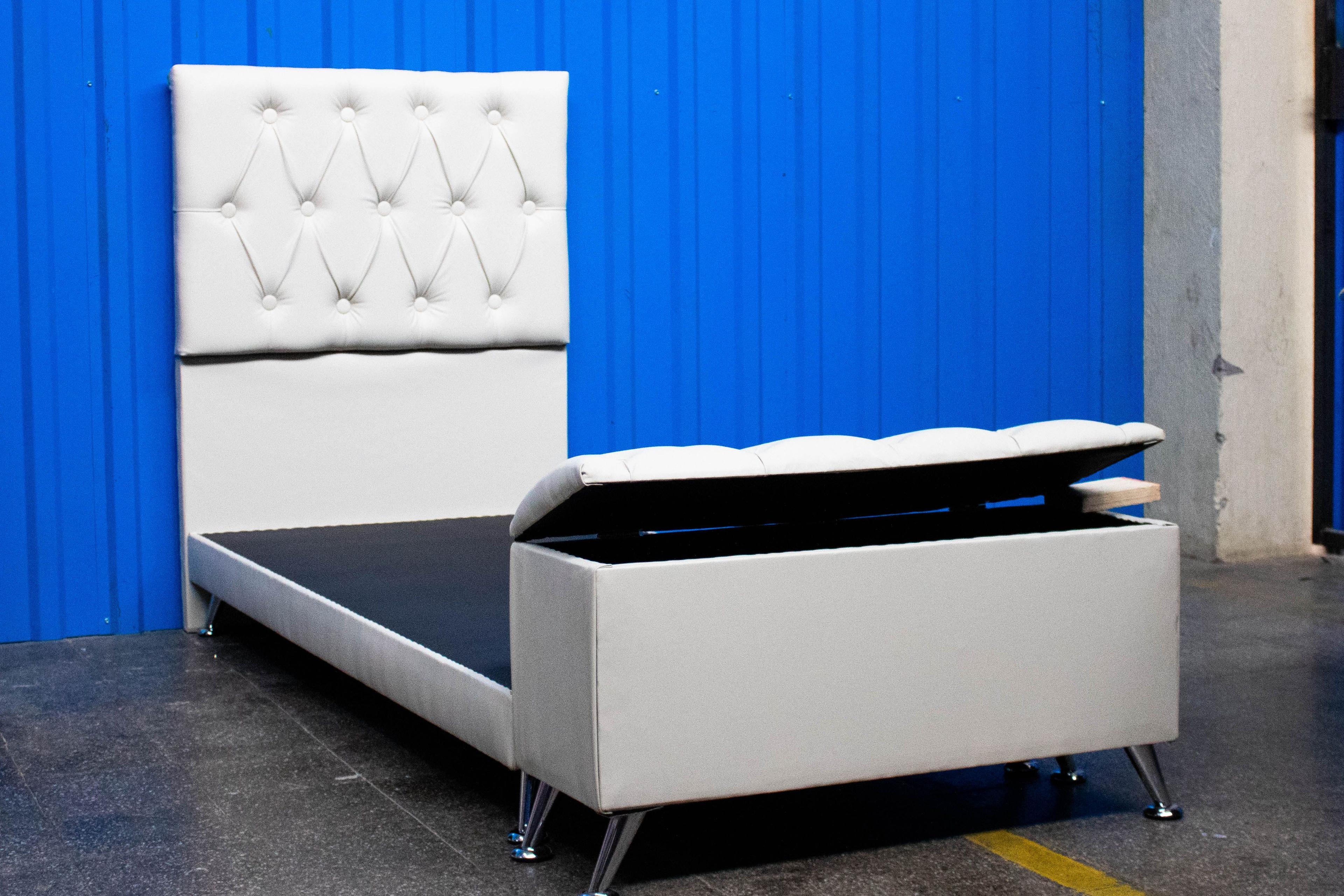 Cama 1 plaza Europea Felpa Blanca + Baúl + Respaldo Capitoné + patas de Madera-1