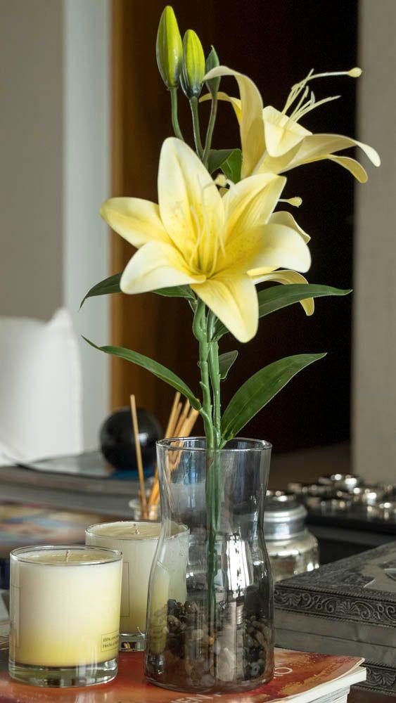 LILIUM AMARILLO EN FLORERO DE VIDRIO 57 CM-1