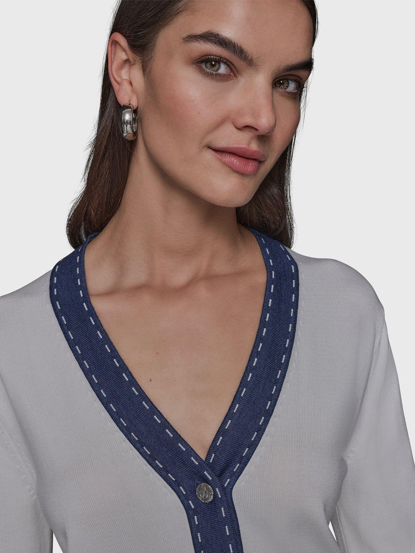 Sweater con escote en V Gris Karl Lagerfeld-3