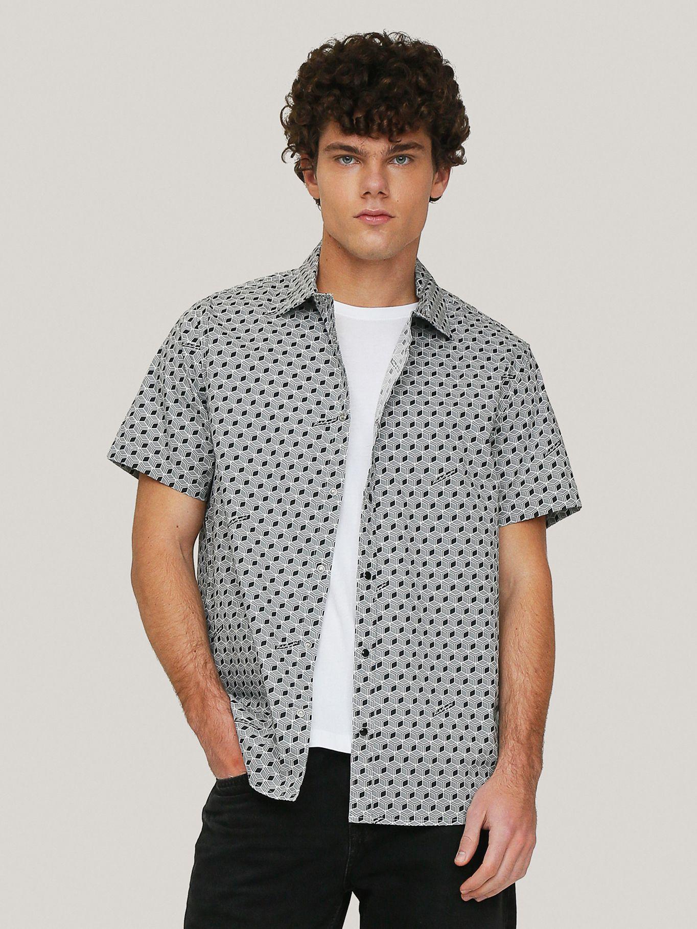 Camisa con estampado abstracto y firma-0