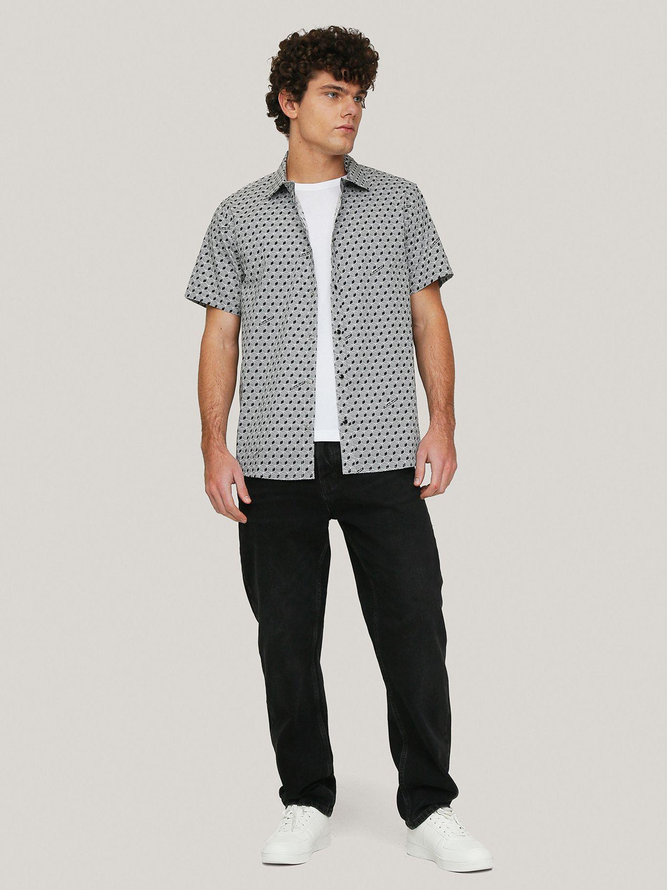 Camisa con estampado abstracto y firma-1