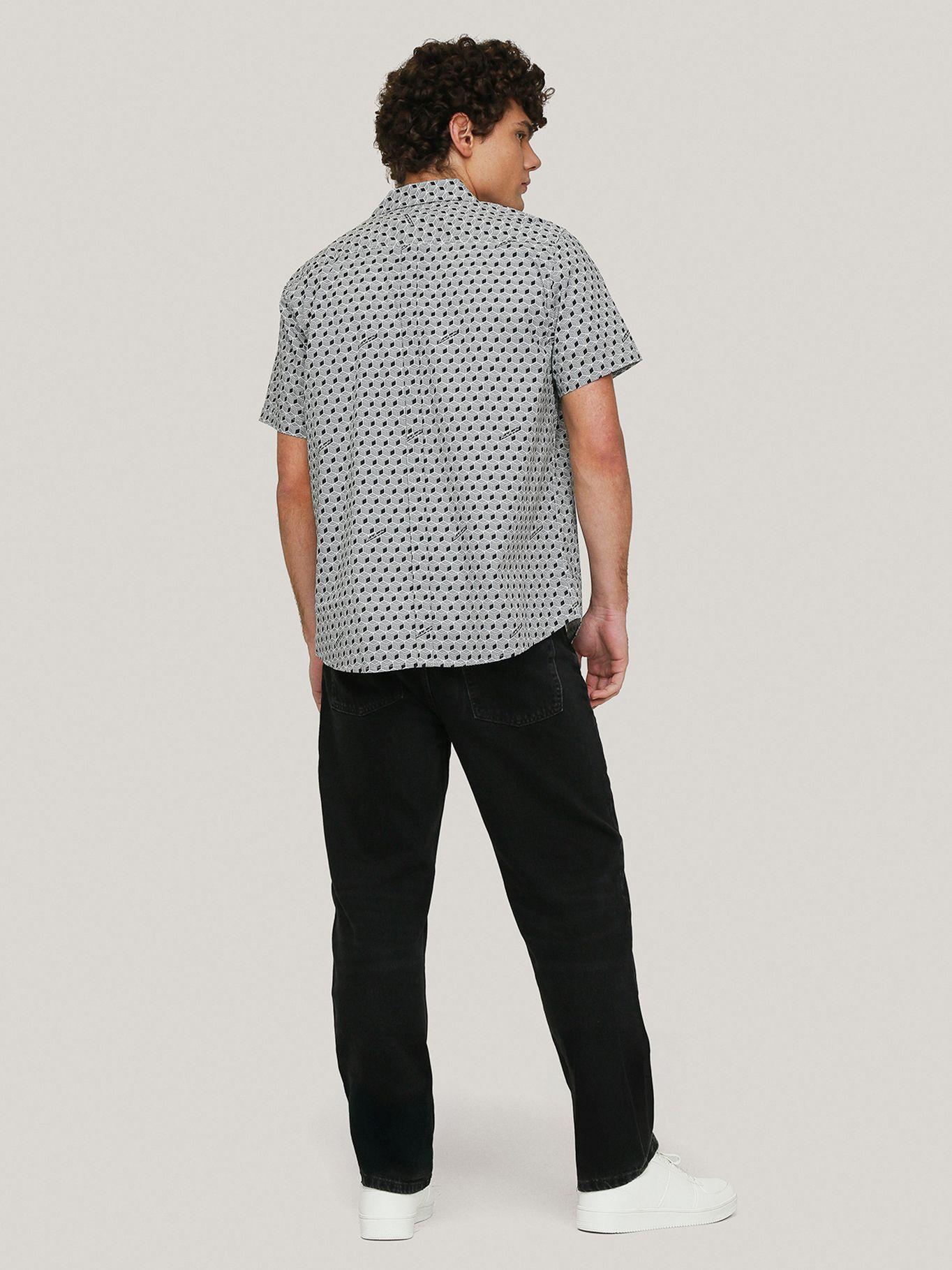 Camisa con estampado abstracto y firma-2
