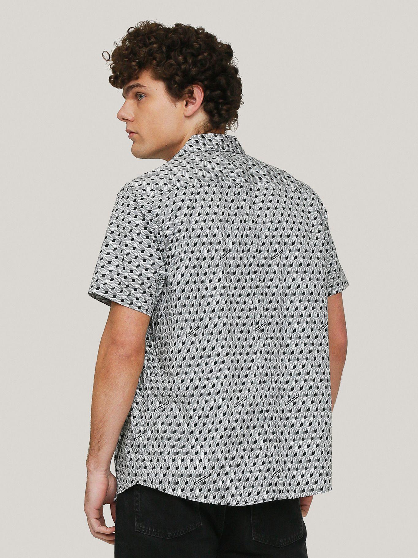 Camisa con estampado abstracto y firma-3