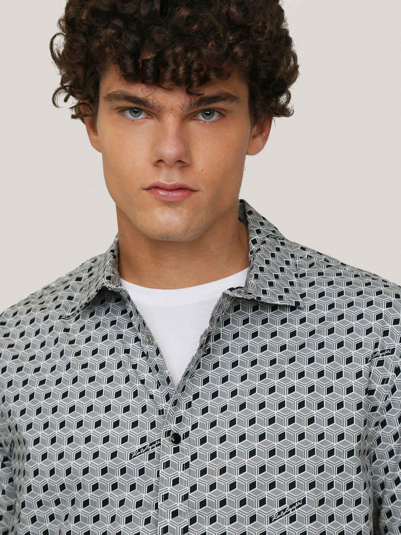 Camisa con estampado abstracto y firma-4