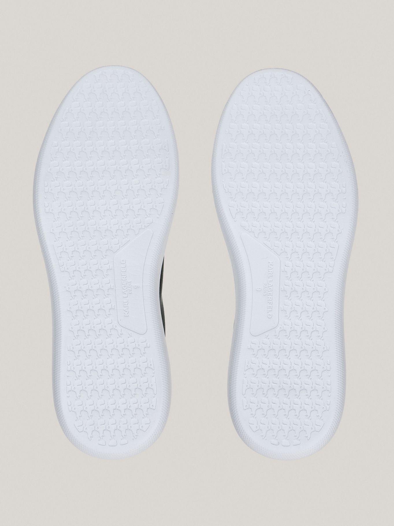 Zapatillas con parche de KARL-3