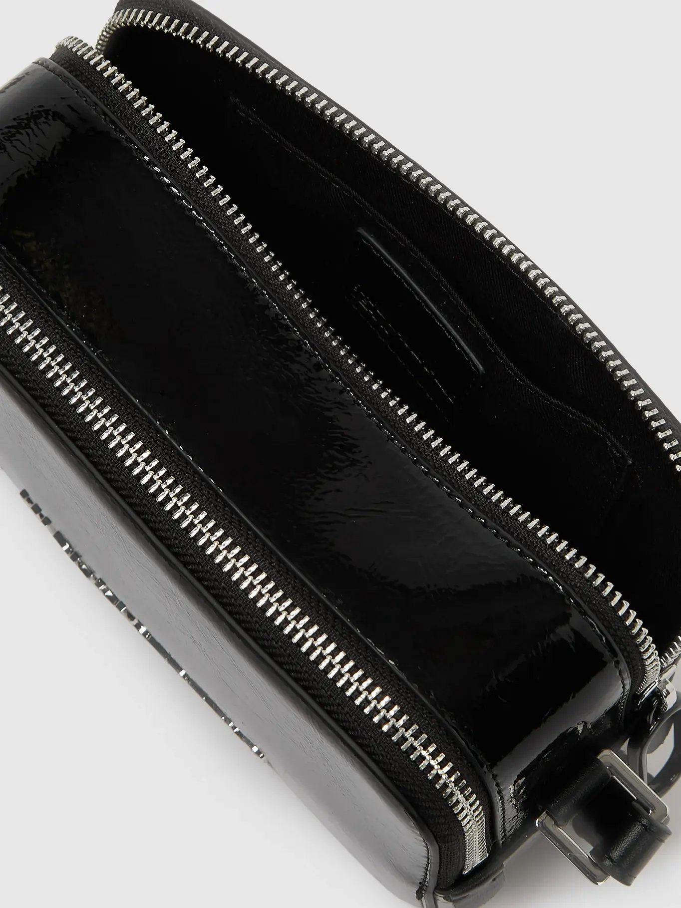 Cartera camerabag efecto brillante logo metálico Negro-3