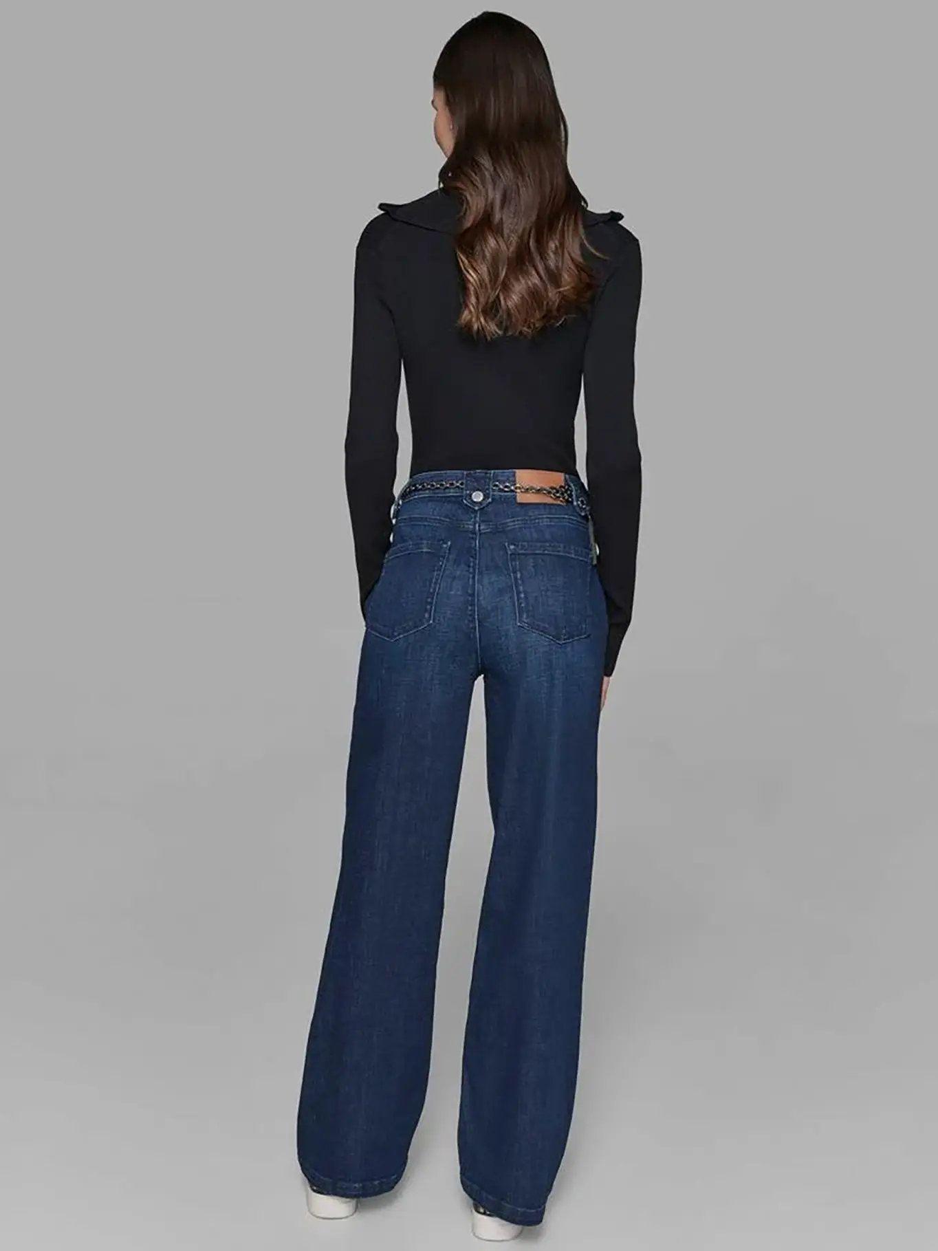 Jeans rectos acampanados con cinturón de cadena Azul-2