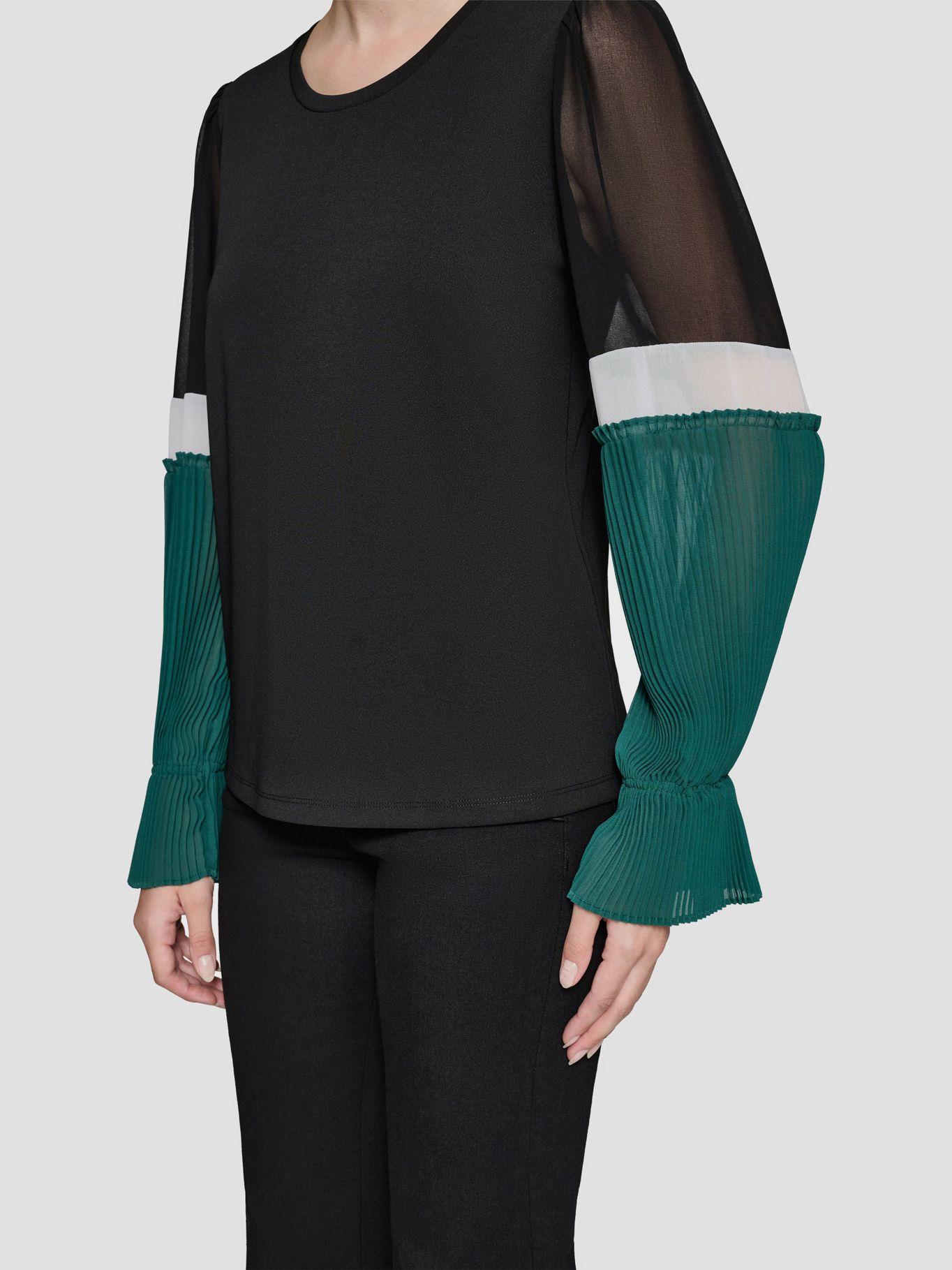 Blusa con mangas plisadas-4