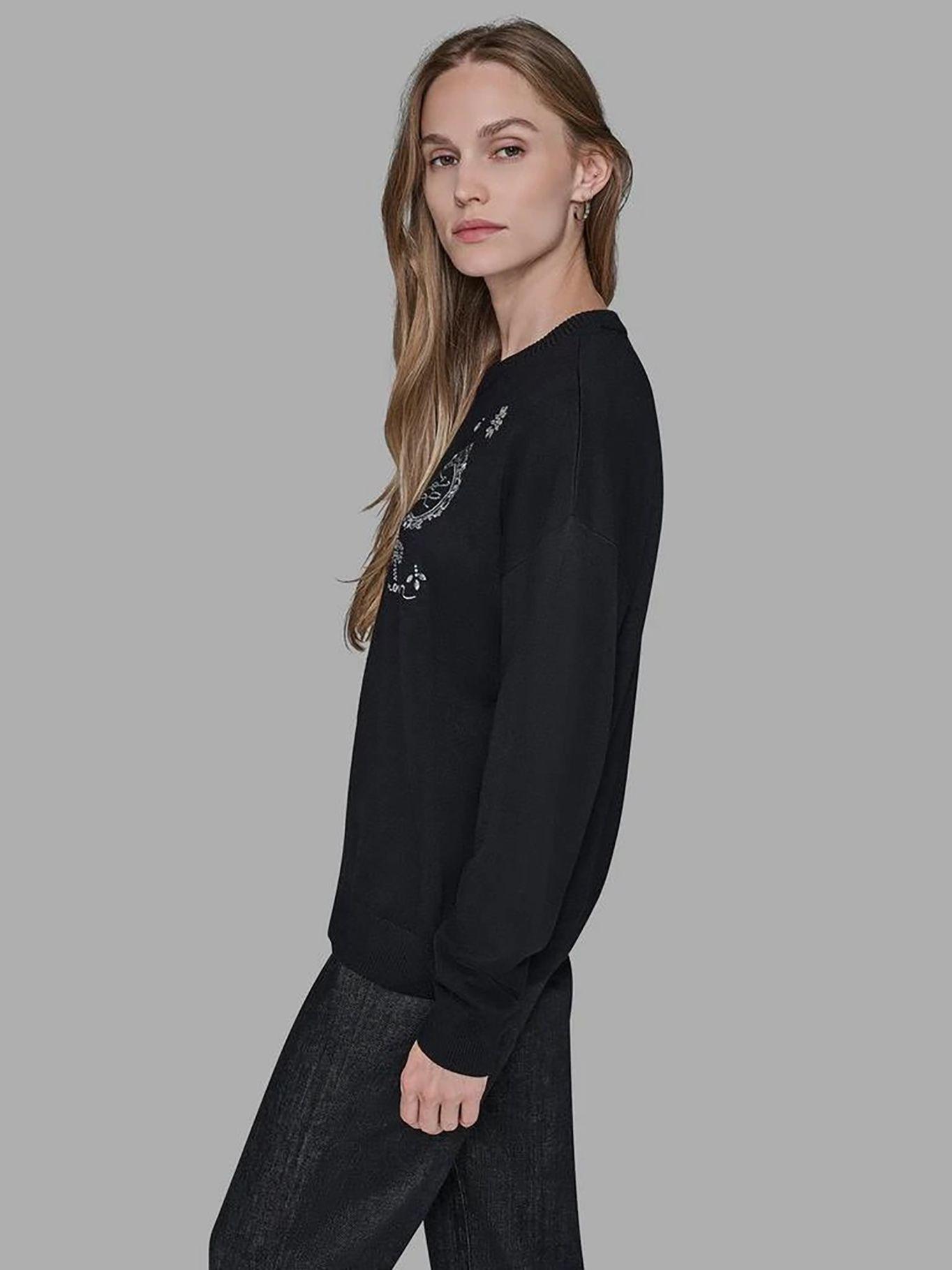 Sweater detalle gráfico distintivo en pedrería Negro-3