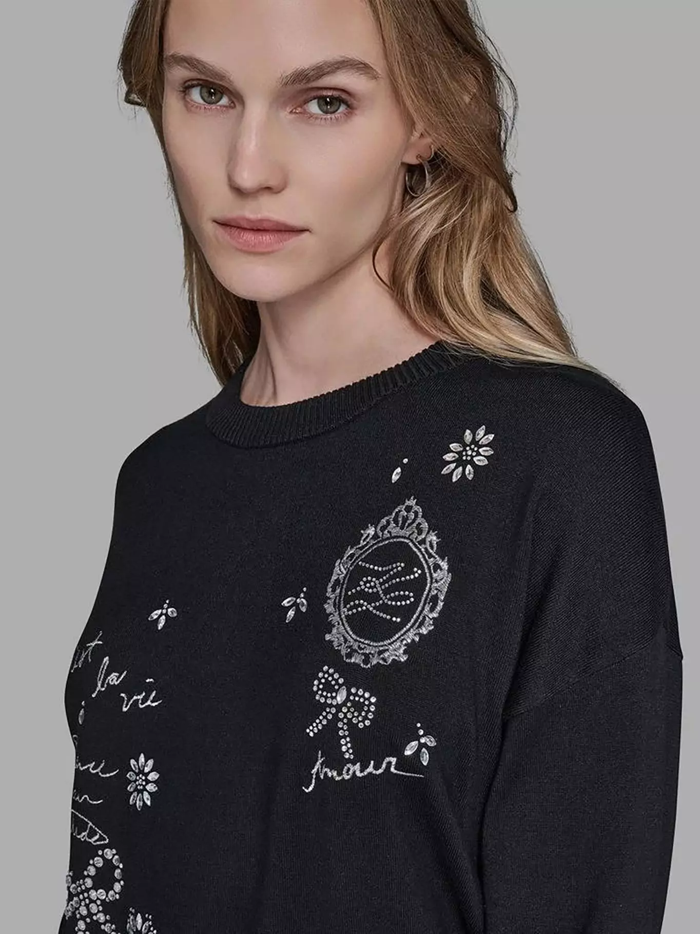Sweater detalle gráfico distintivo en pedrería Negro-4