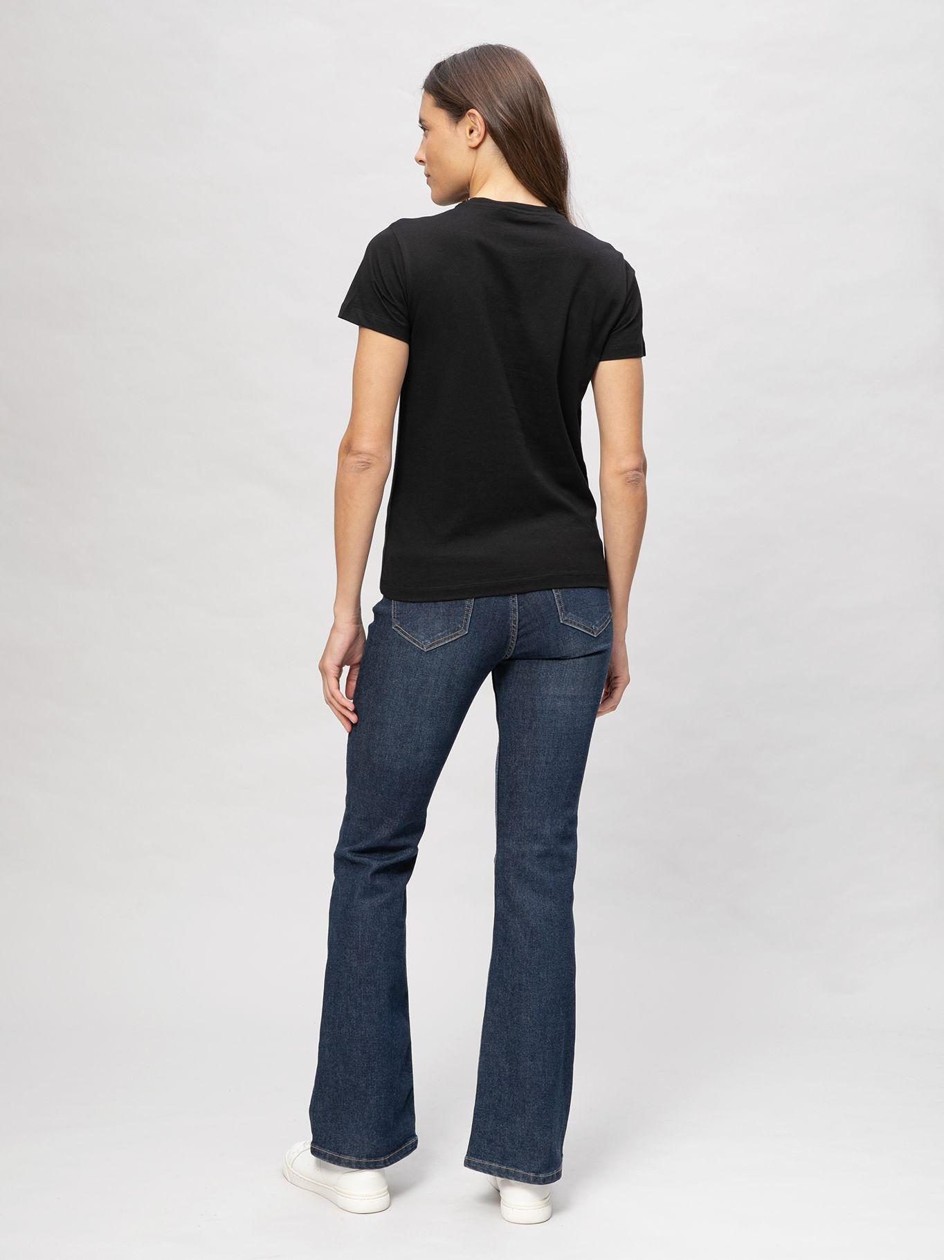 Polera cuello redondo estampado firma  Negro-2