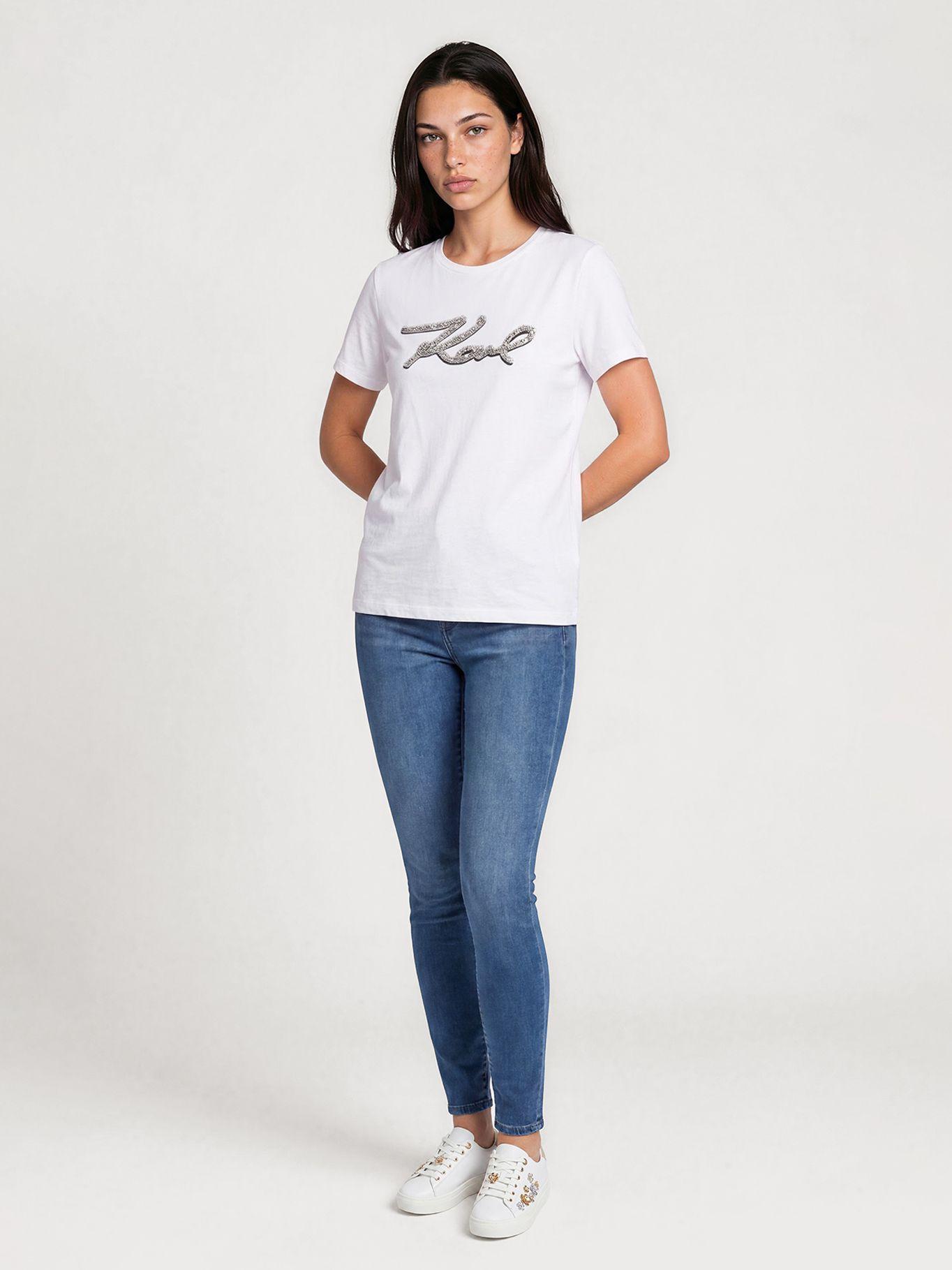 Polera con gráfico de firma de Karl Blanco Karl-1