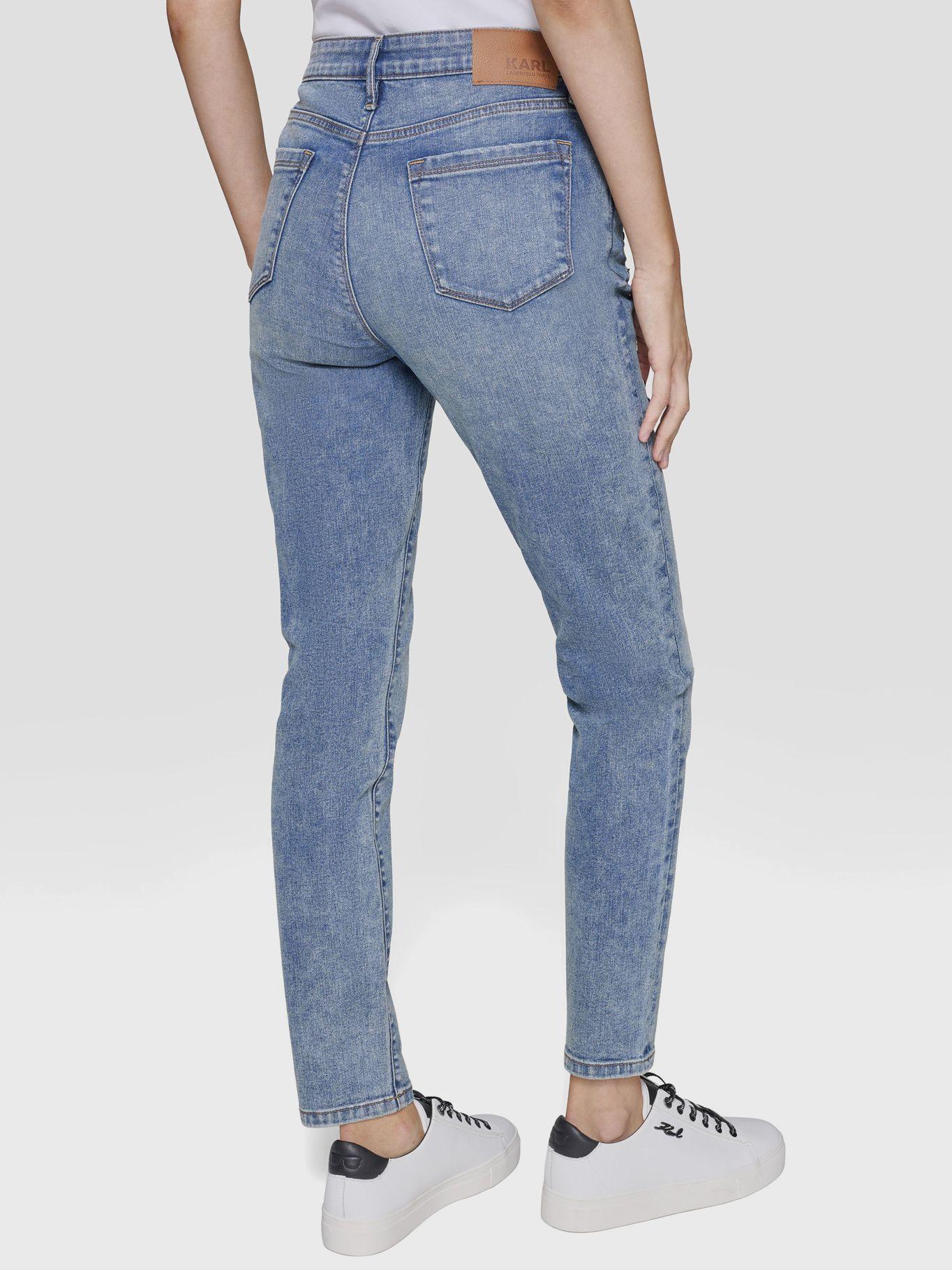 Jeans con parches distintivos-3