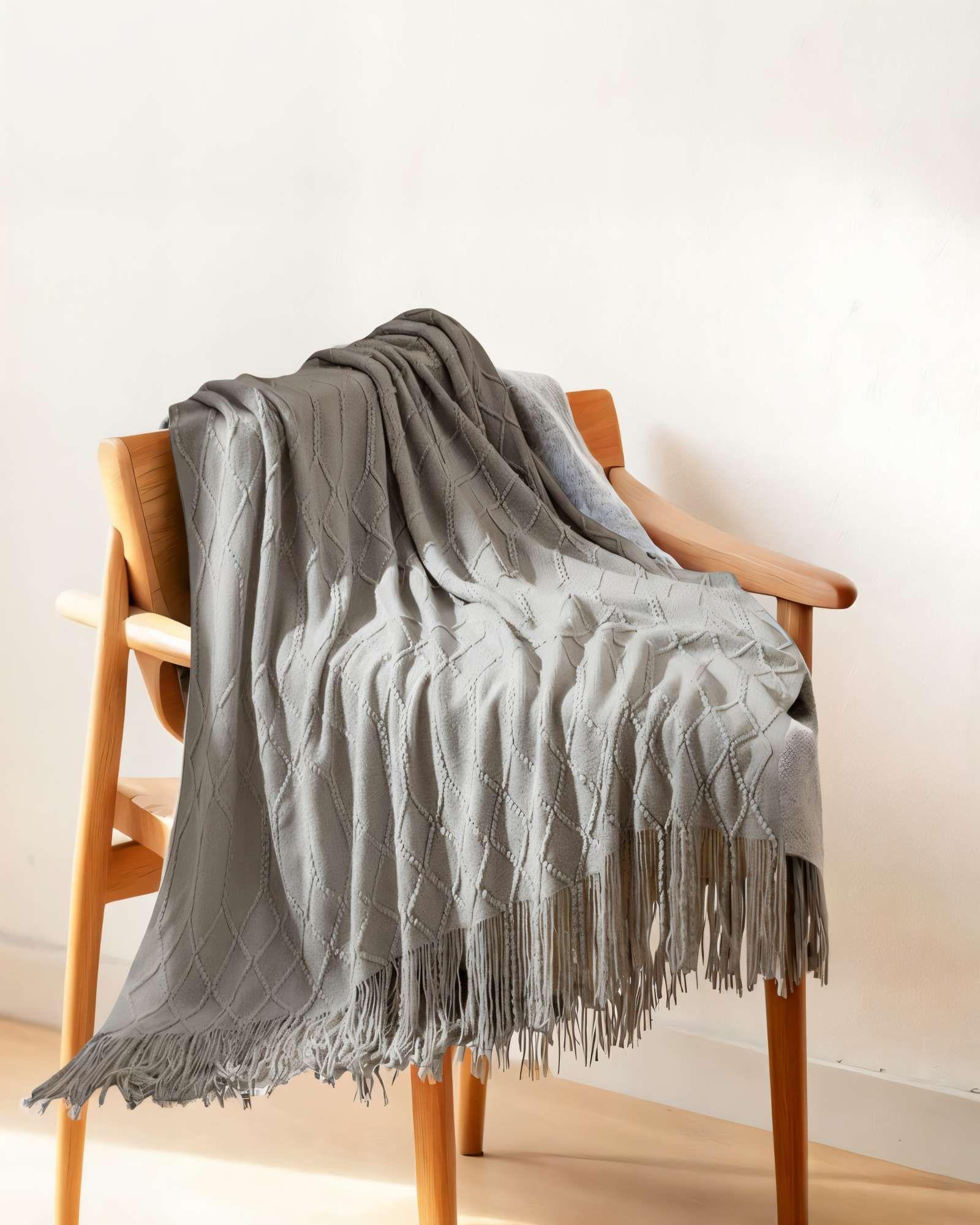 MANTA CON FLECOS DECORATIVA Y TEJIDO DE ROMBOS EN RELIEVE COLOR GRIS -2