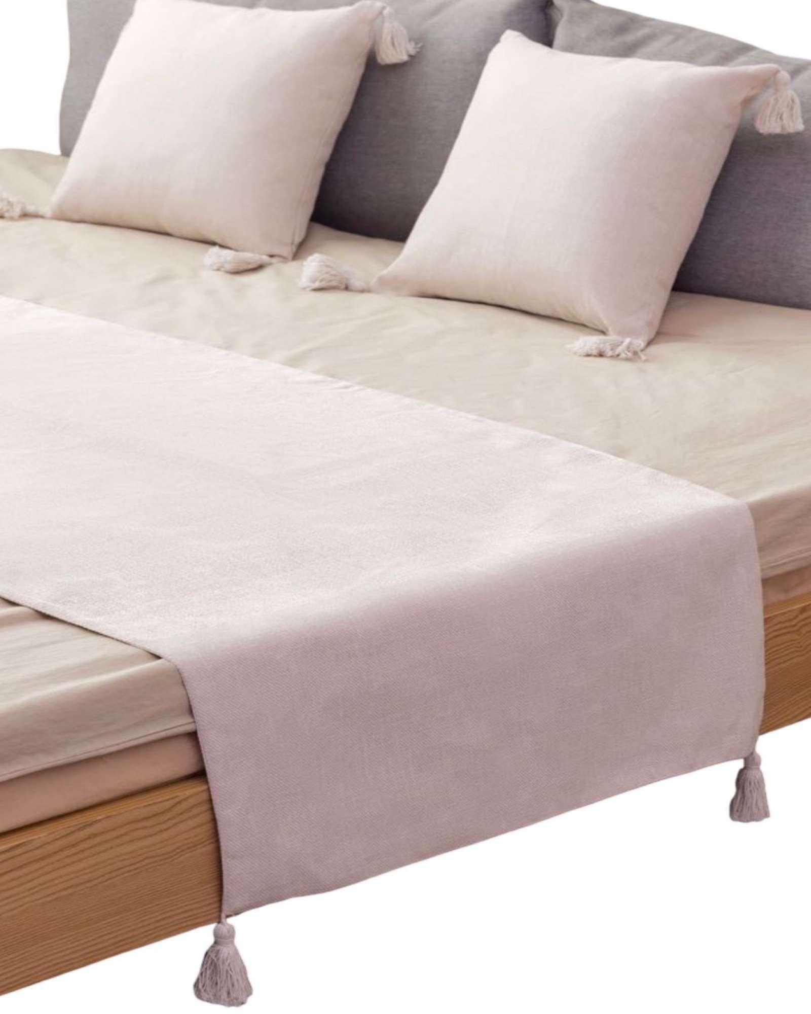 PIECERA CON 2 FUNDAS CON POMPONES BEIGE-1