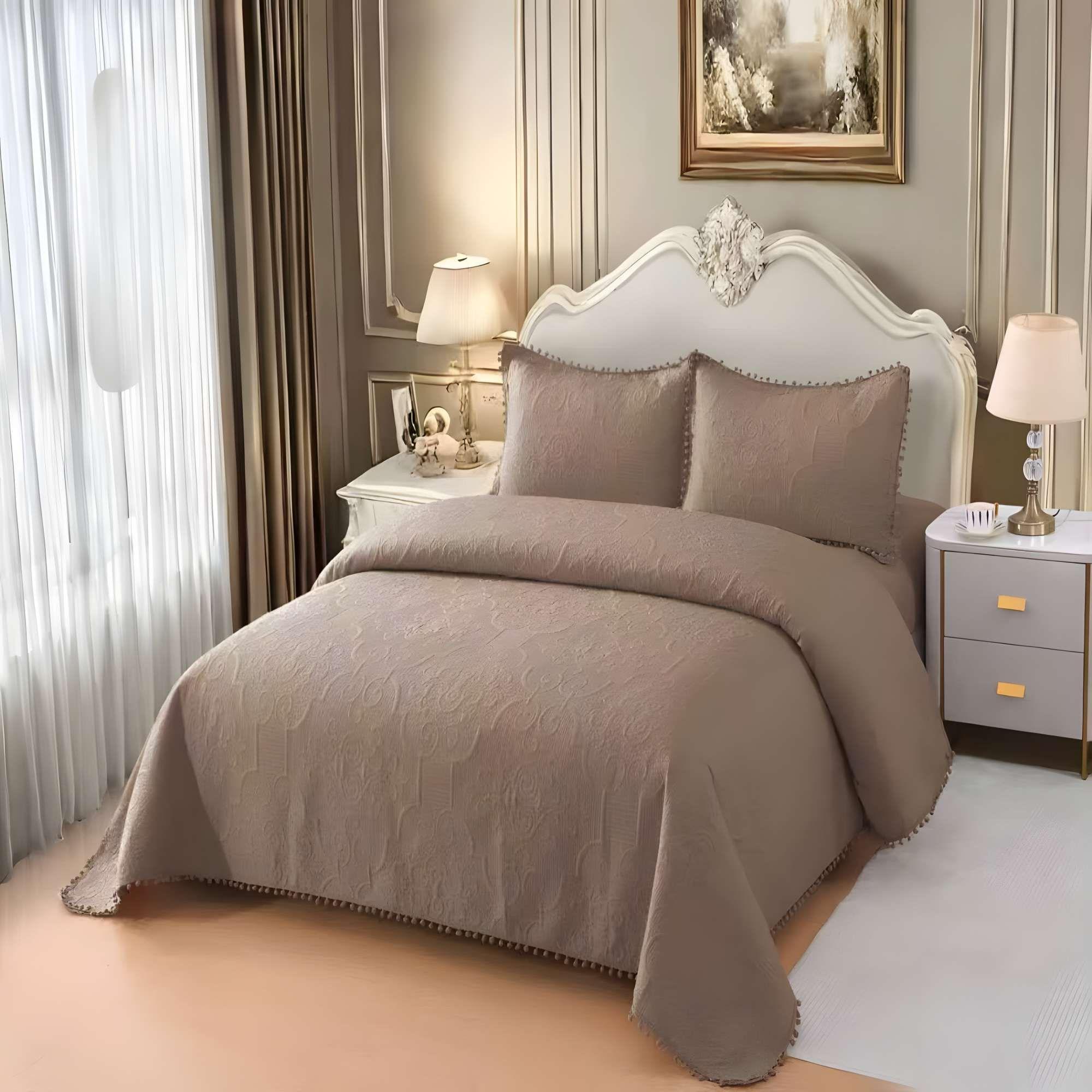 CUBRECAMA PREMIUM CON POMPONES 2 PLAZA COLOR MARRON-2