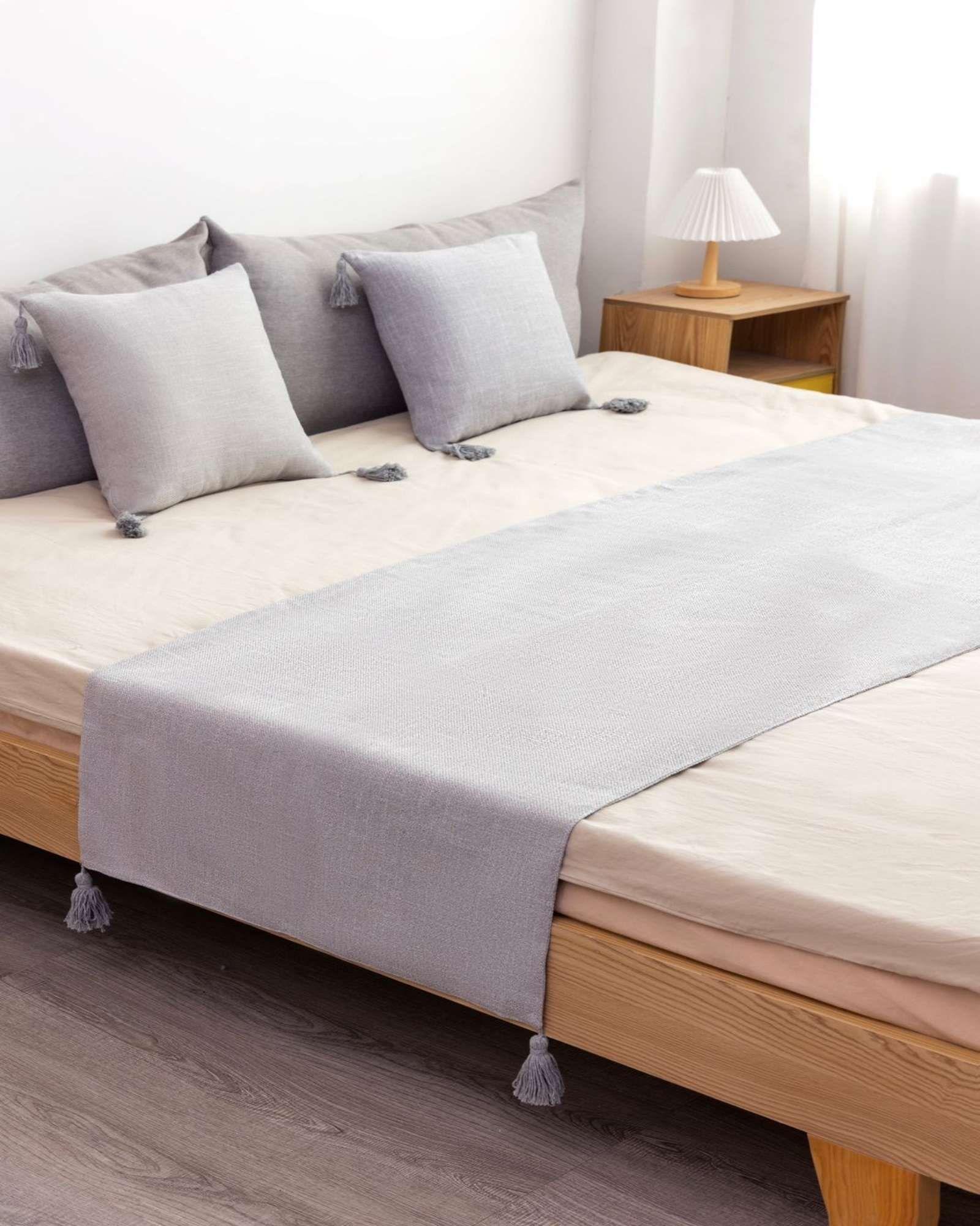 PIECERA CON 2 FUNDAS CON POMPONES GRIS-3