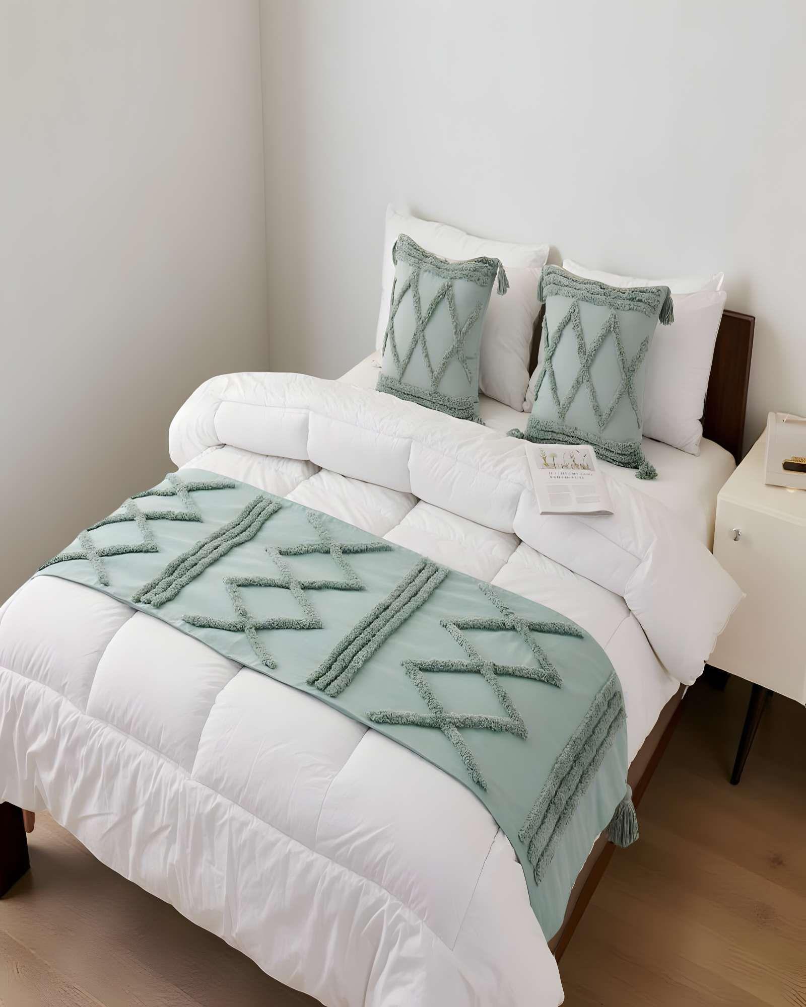 SET DE PIECERA BORDADA CON DOS FUNDAS MODELO BOHO VERDE-2