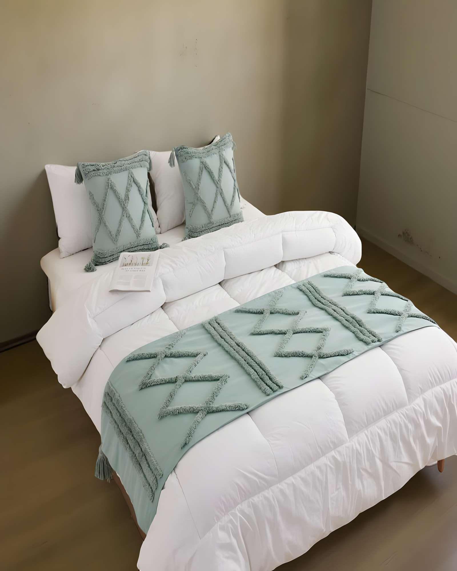 SET DE PIECERA BORDADA CON DOS FUNDAS MODELO BOHO VERDE-3