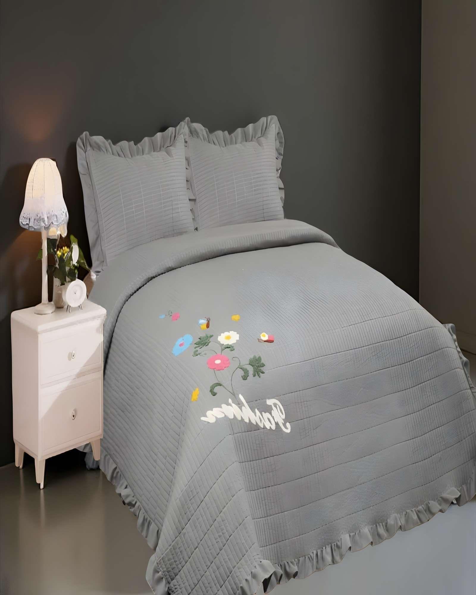 QUILT CUBRECAMA DE VERANO CON FLORES BORDADAS 2 PLAZAS GRIS-3