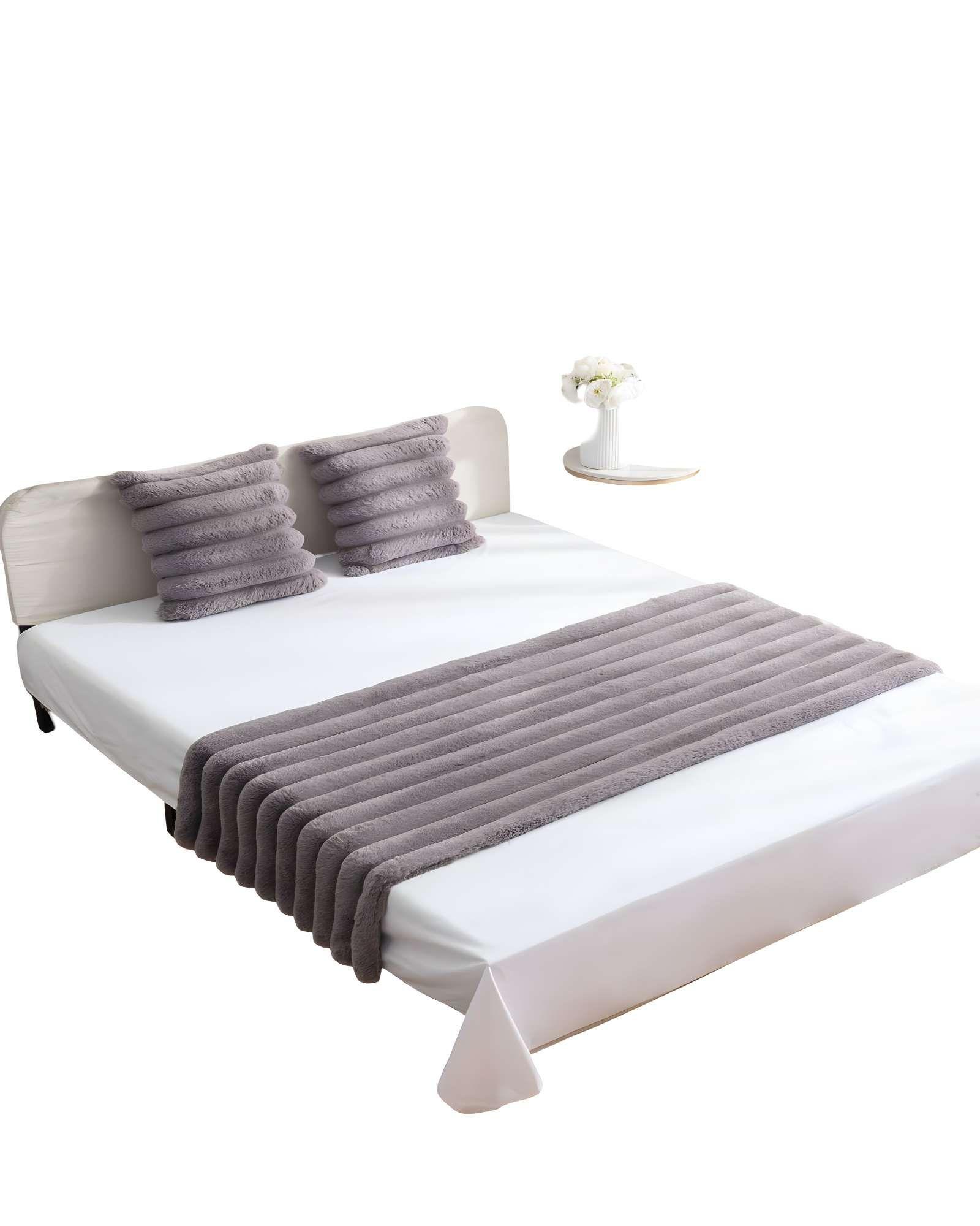 JUEGO DE PIECERA CON DOS FUNDAS DE COJIN MODELO LINEAL KING GRIS-1