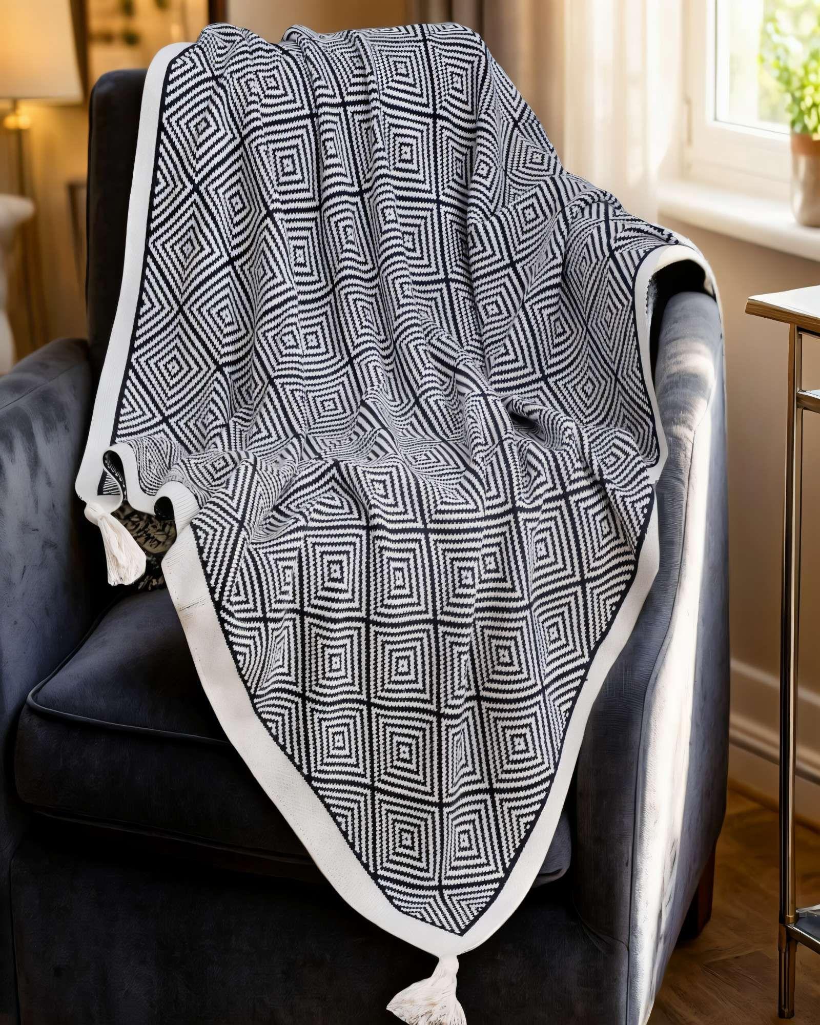 MANTA CON BORLAS DECORATIVA  Y ESTAMPADO GEOMETRICO DE ROMBO COLOR GRIS 2-2